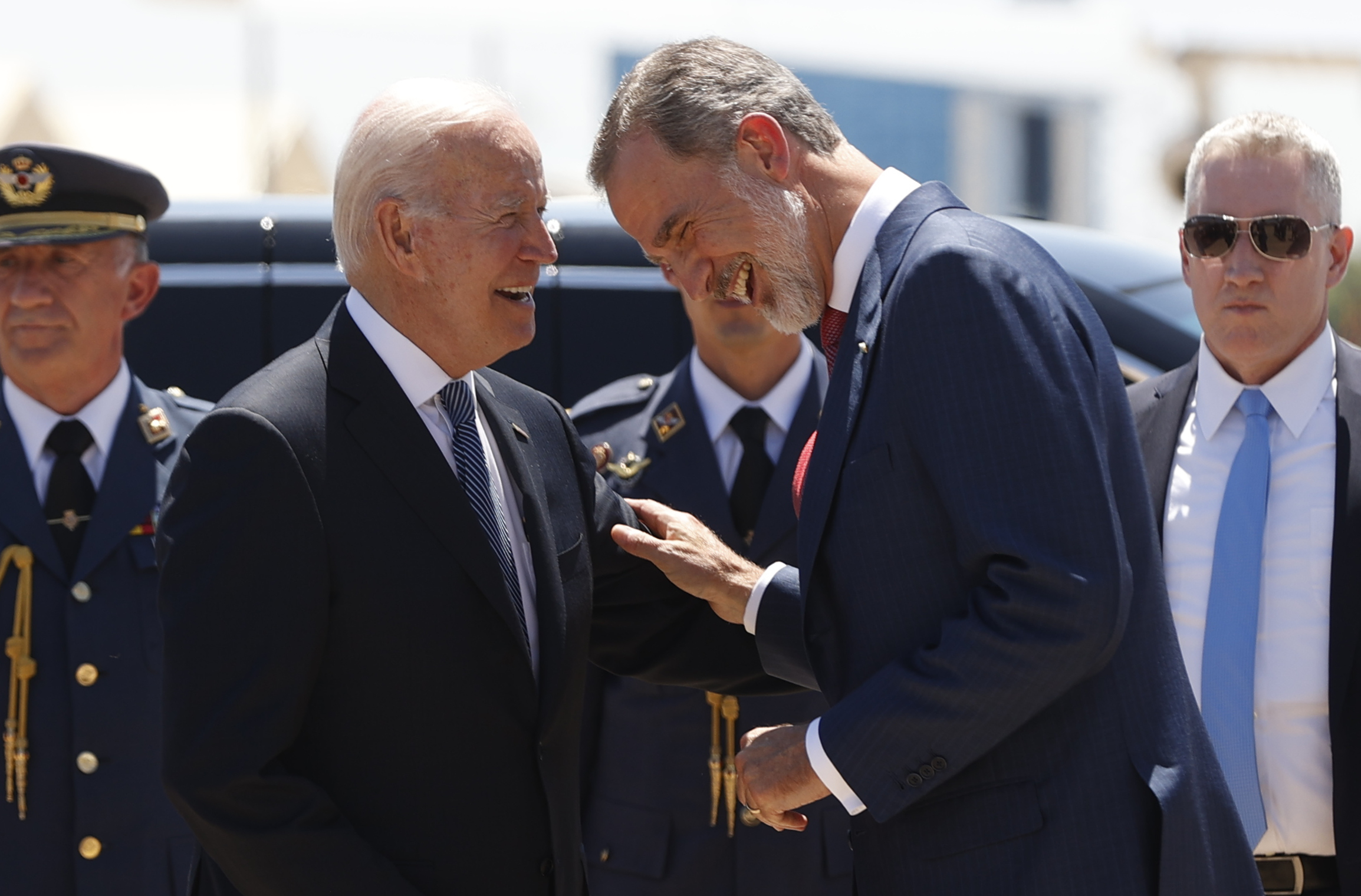 El Rey Felipe VI recibe a Joe Biden a su llegada a Madrid para la Cumbre de la OTAN.