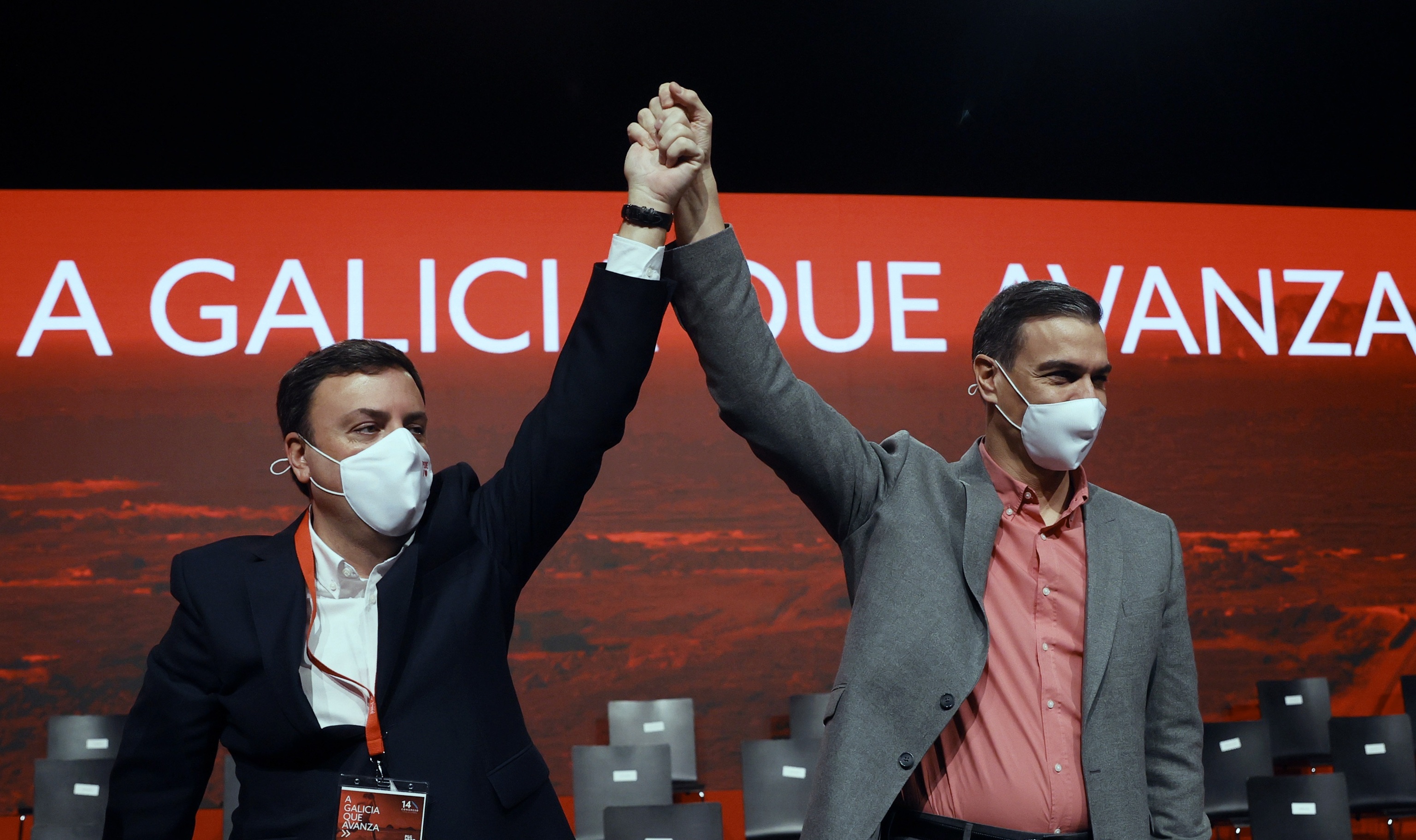 Valentín González Formoso, líder del PSOE gallego, junto a Pedro Sánchez, en un acto de los socialistas en 2021.