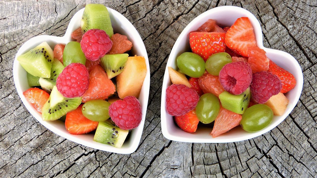 ALT: Varias frutas cortadas servidas en un plato