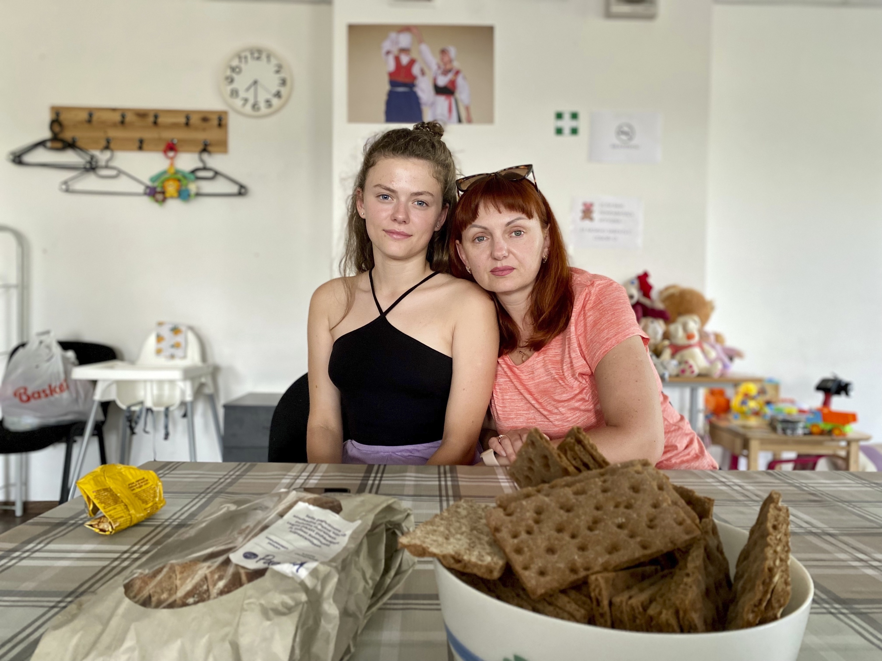 Yulia (d) y Alina (i), madre e hija, de Mariupol, en el centro de refugiados de Narva (Estonia) tras salir de Rusia.
