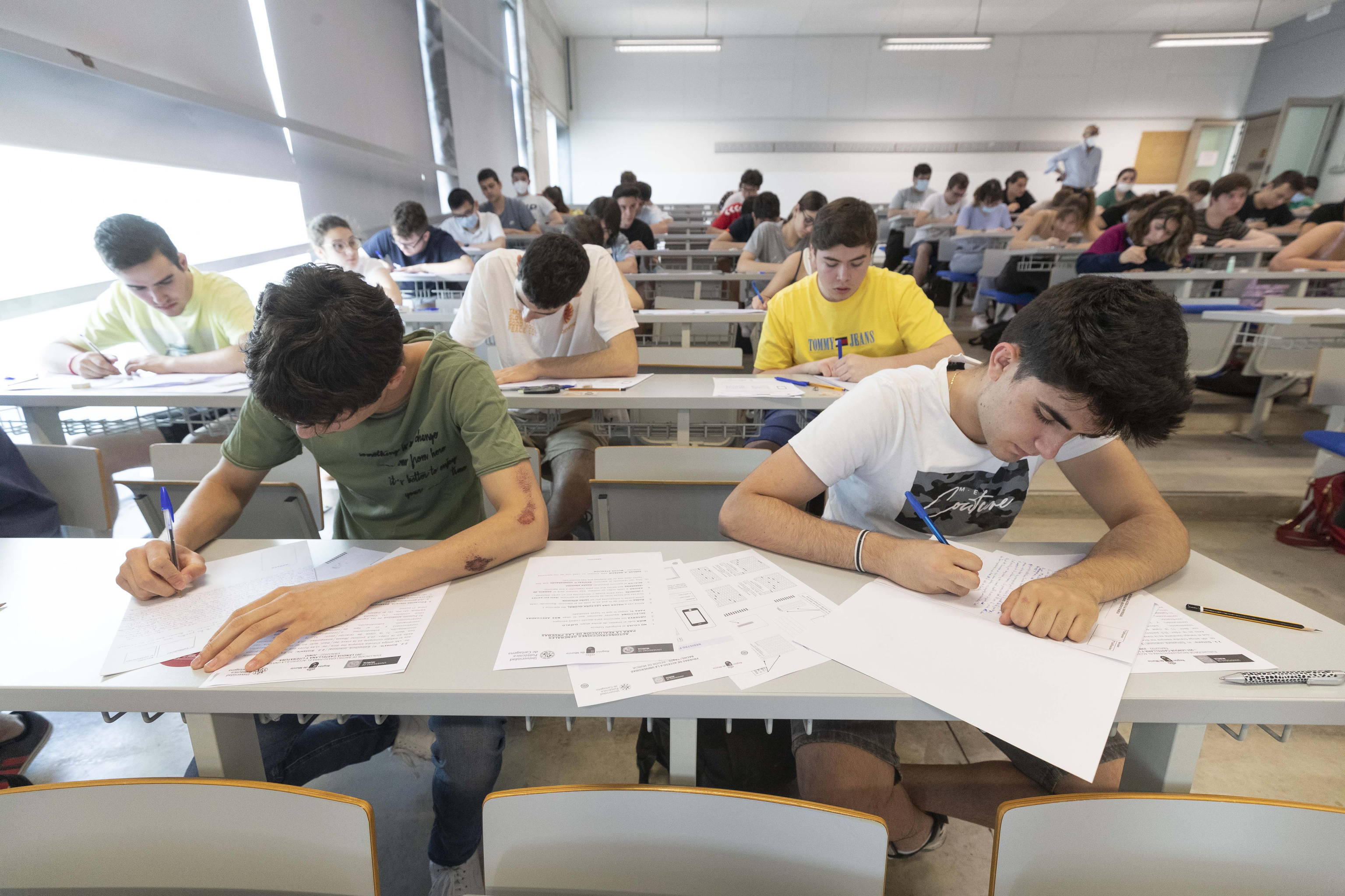 Estudiantes realizan la prueba de Selectividad, en Murcia.