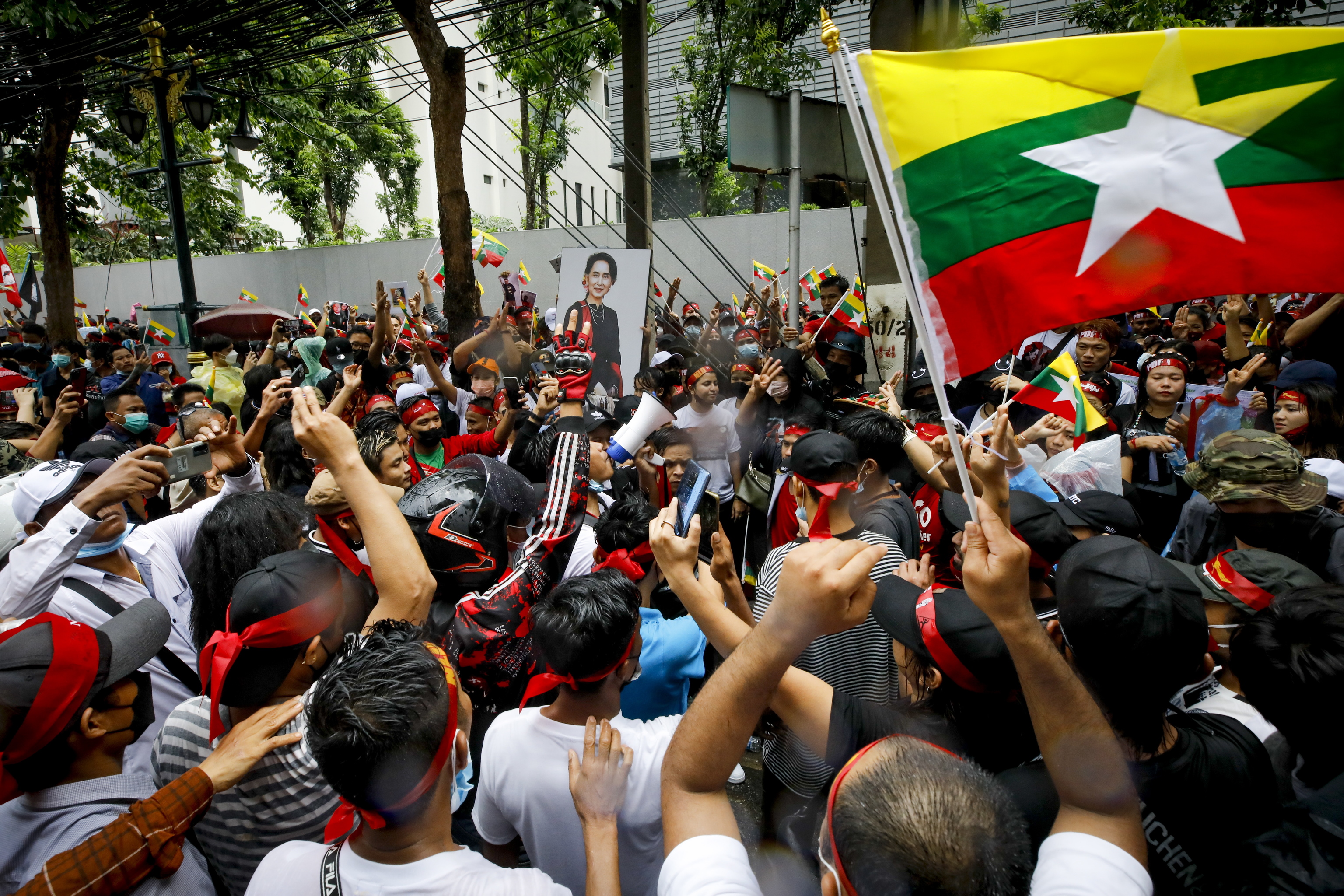 Ciudadanos birmanos protestan contra la junta militar frente a la embajada de Birmania en Tailandia.