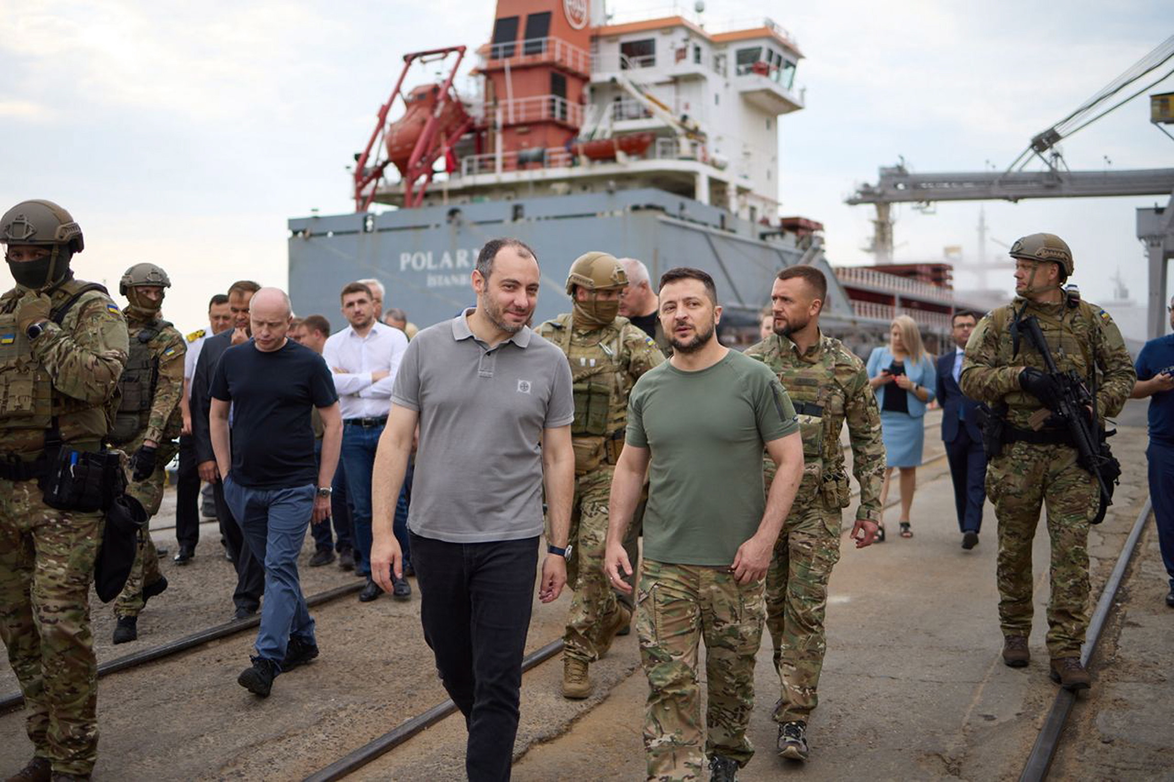 Volodimir Zelenski y los embajadores de los pases del G7 visitando el puerto de Odesa.