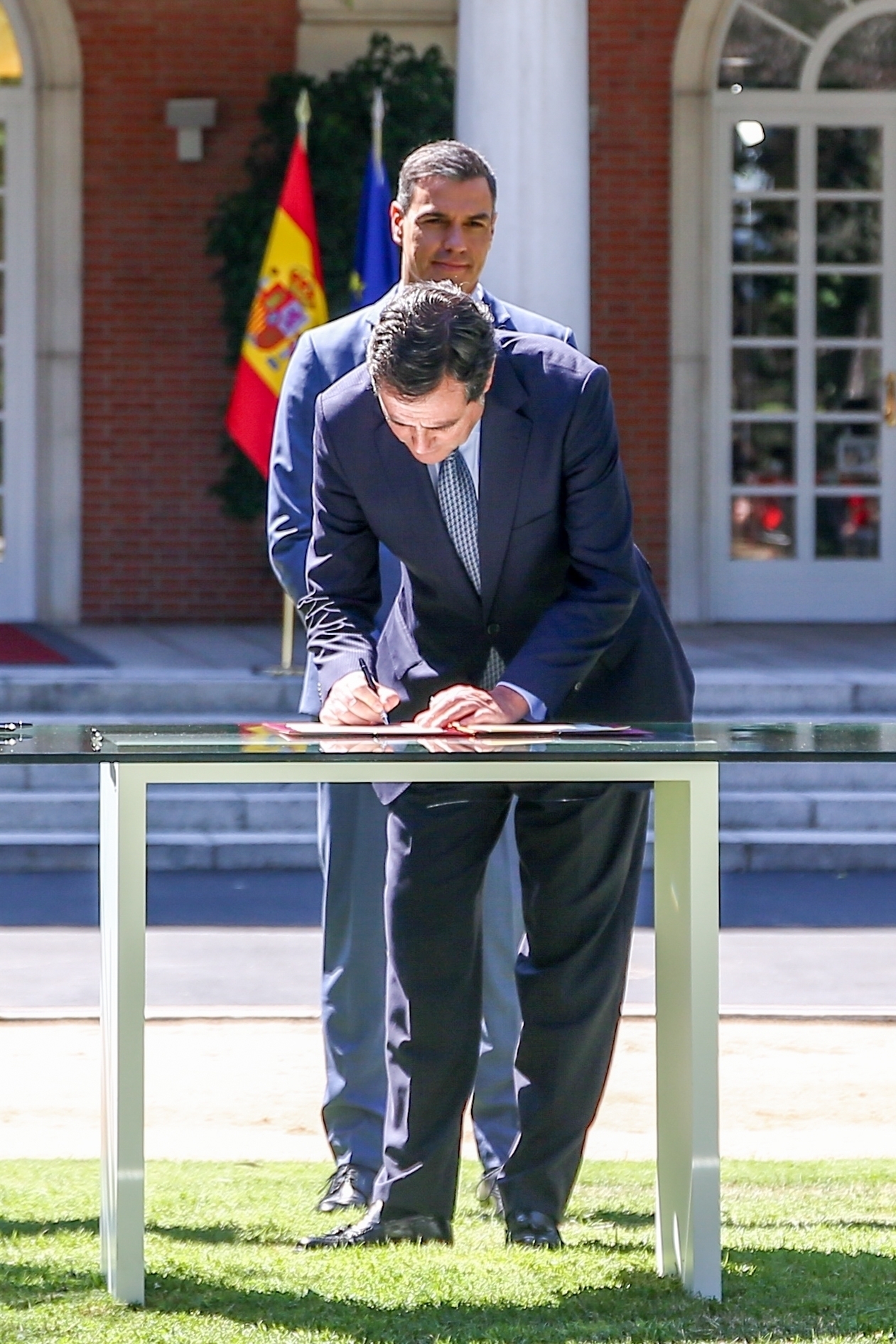 Sánchez con Garamendi en la firma del acuerdo para la reforma de las pensiones, en 2021.