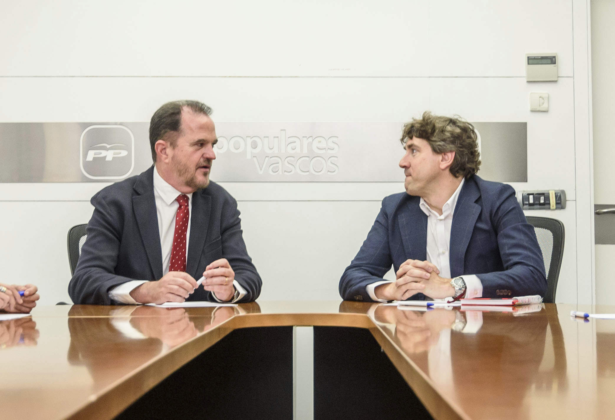 Carlos Iturgaiz conversa con Eneko Andueza (PSE) en la sede del PP de Bilbao, el pasado junio.