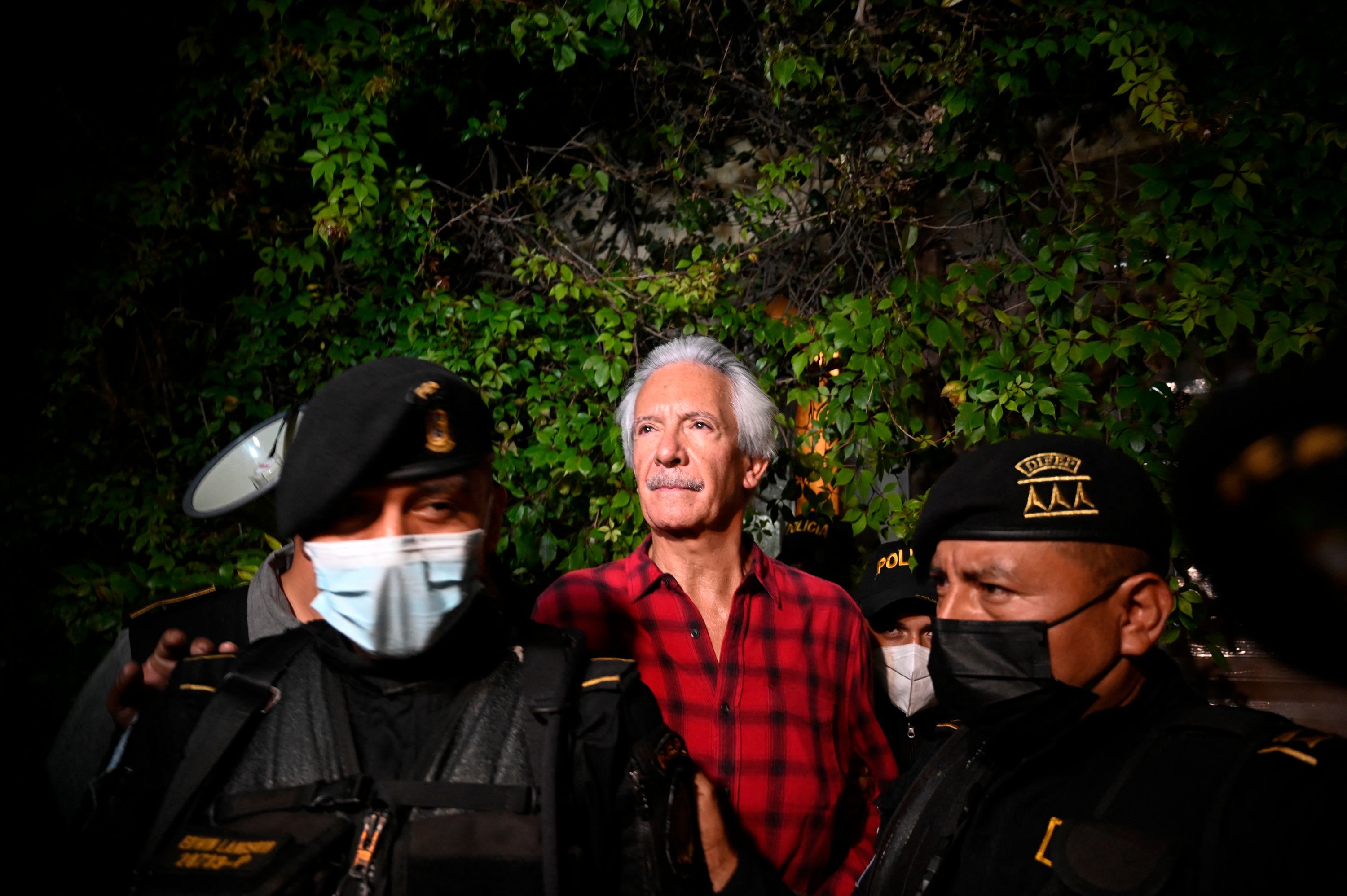 El presidente y fundador de El Periódico José Rubén Zamora, detenido en Ciudad de Guatemala.