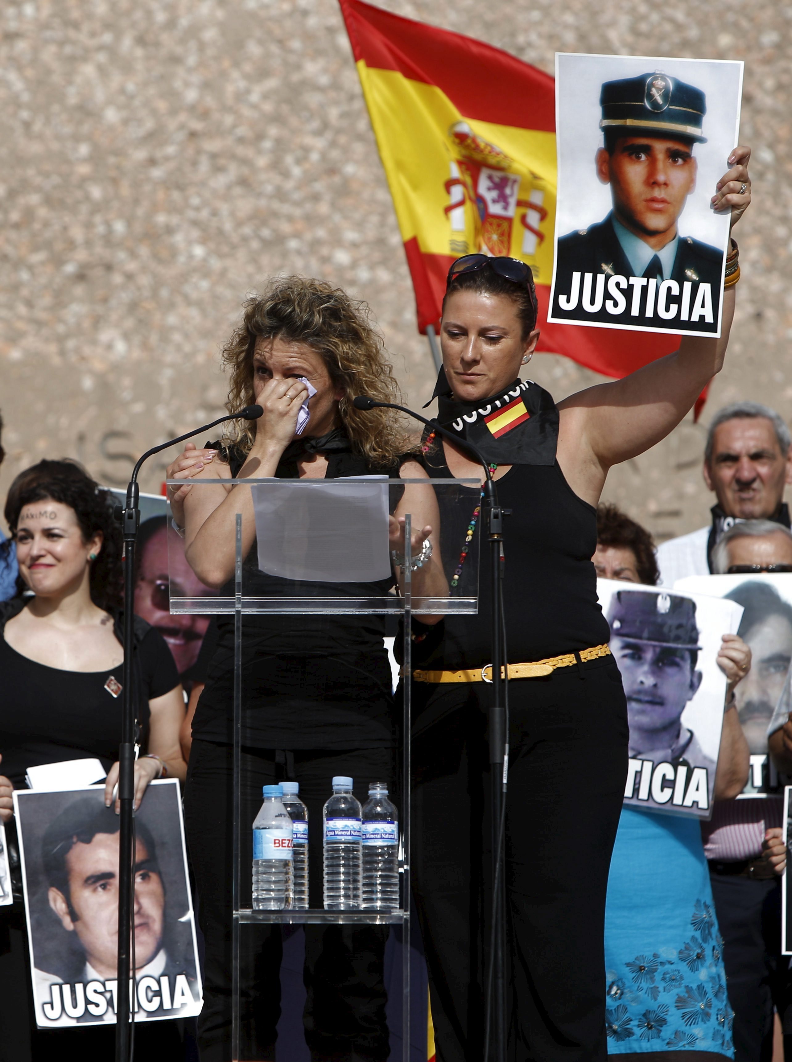 Toñi Santiago (derecha), en un acto contra la política penitenciara del Gobierno de Rajoy, en 2012.