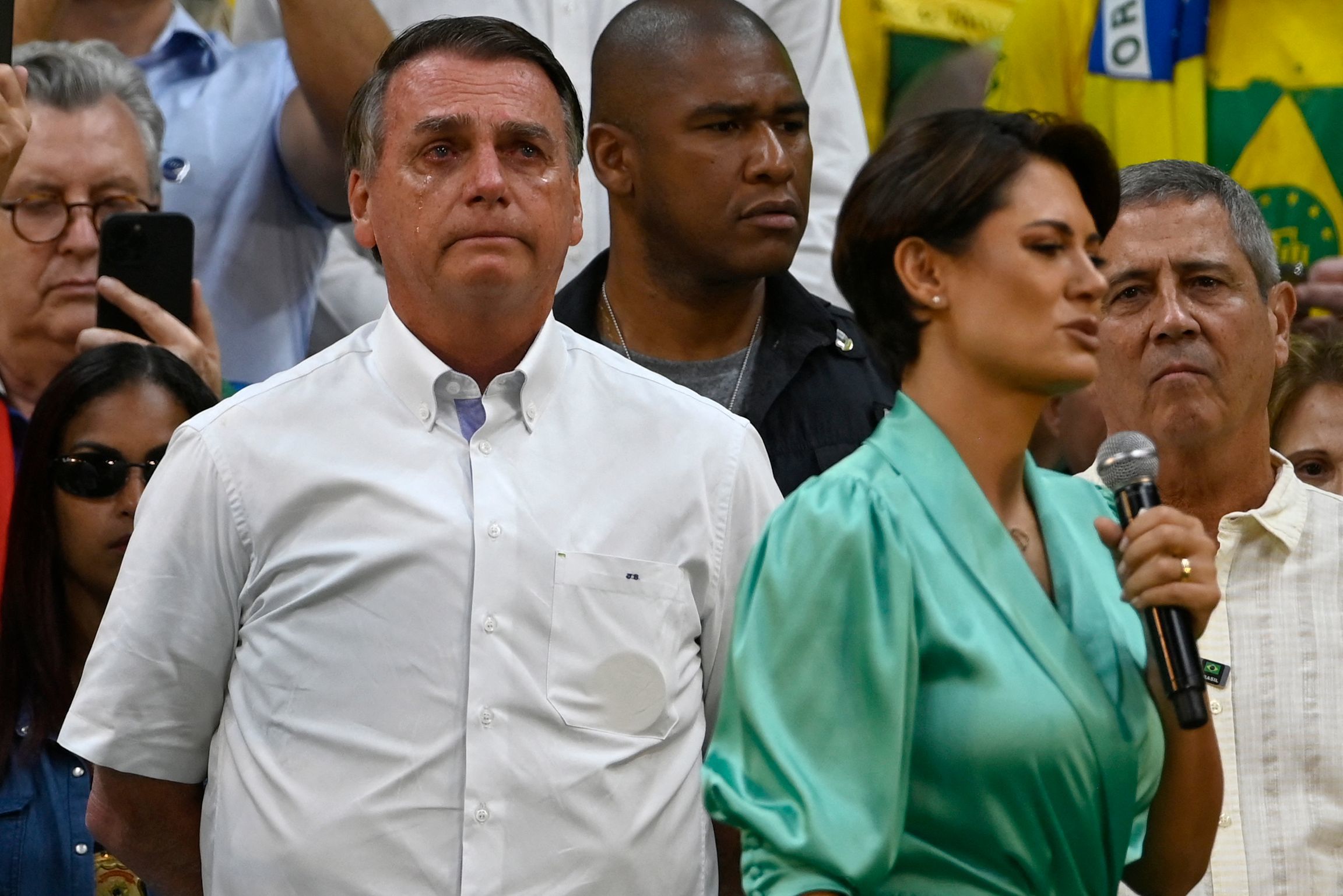 Jair Bolsonaro junto a su mujer en un acto de campaña.