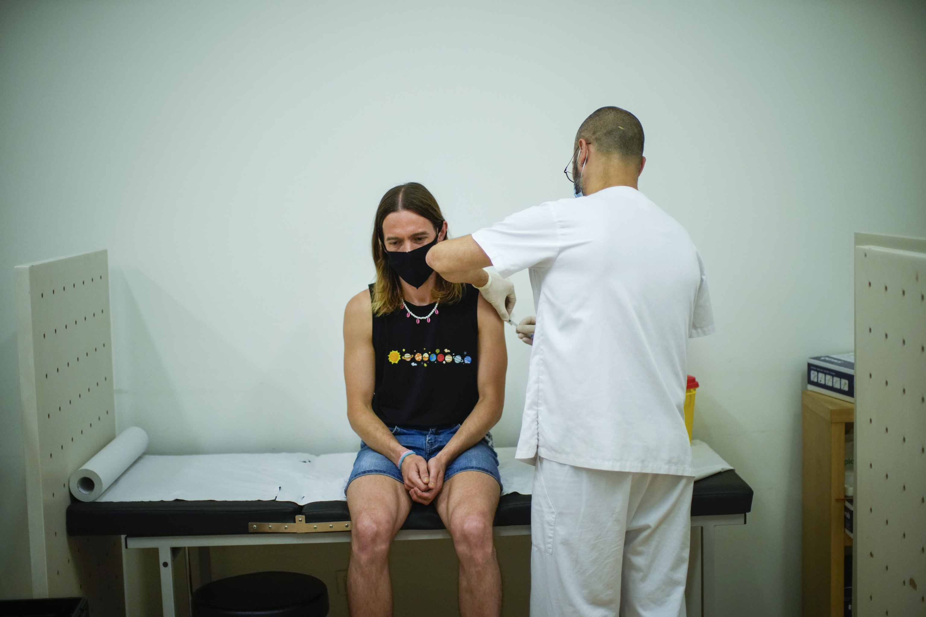 Un paciente recibe una dosis de la vacuna contra la infección de la viruela del mono en un centro sanitario catalán.