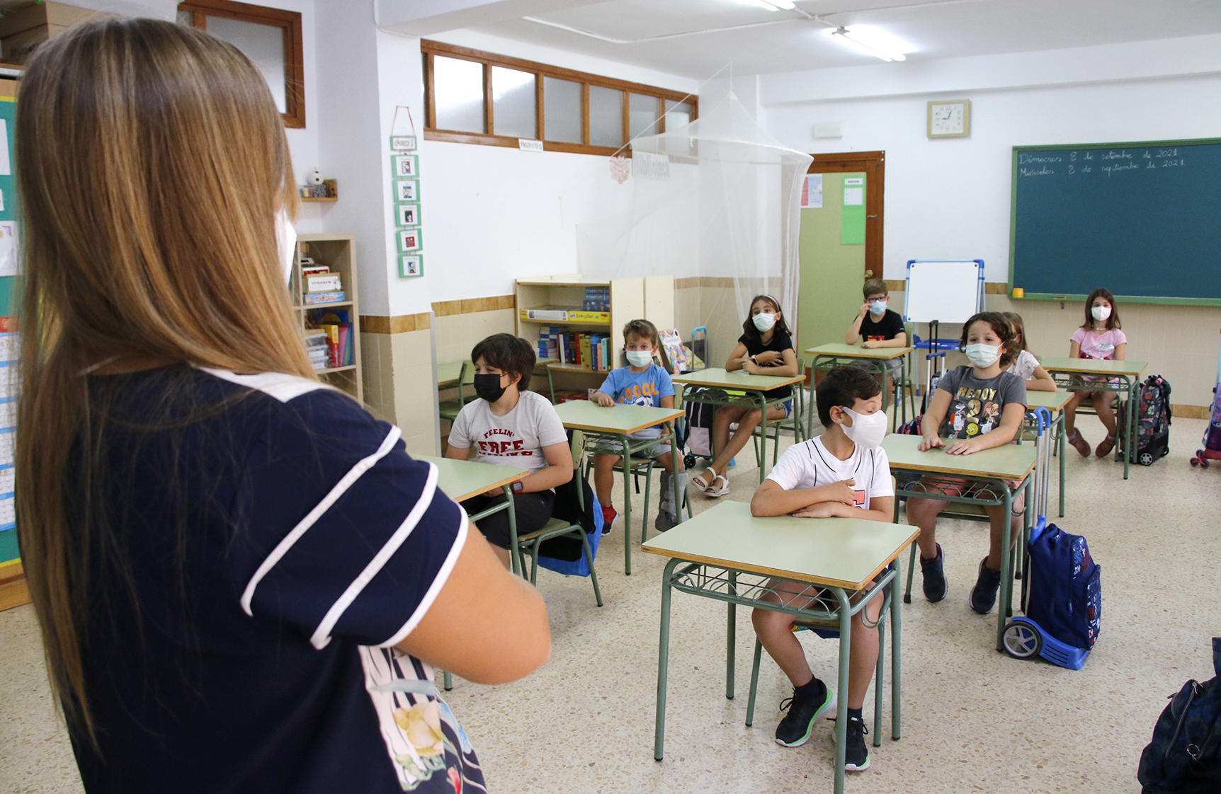 Una profesora imparte clase en un centro de la ciudad de Castelln.