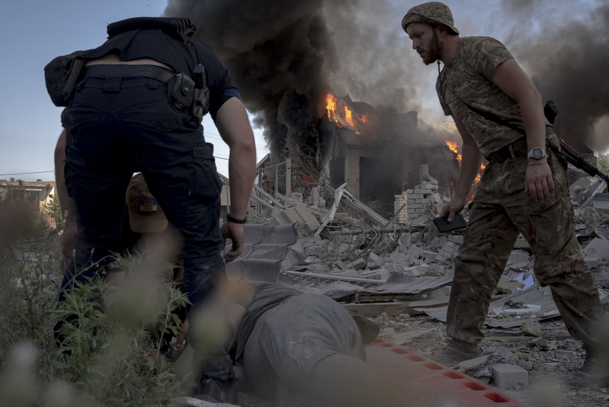 Rescate de heridos tras el bombardeo ruso a un distrito residencial de Kramatorsk.