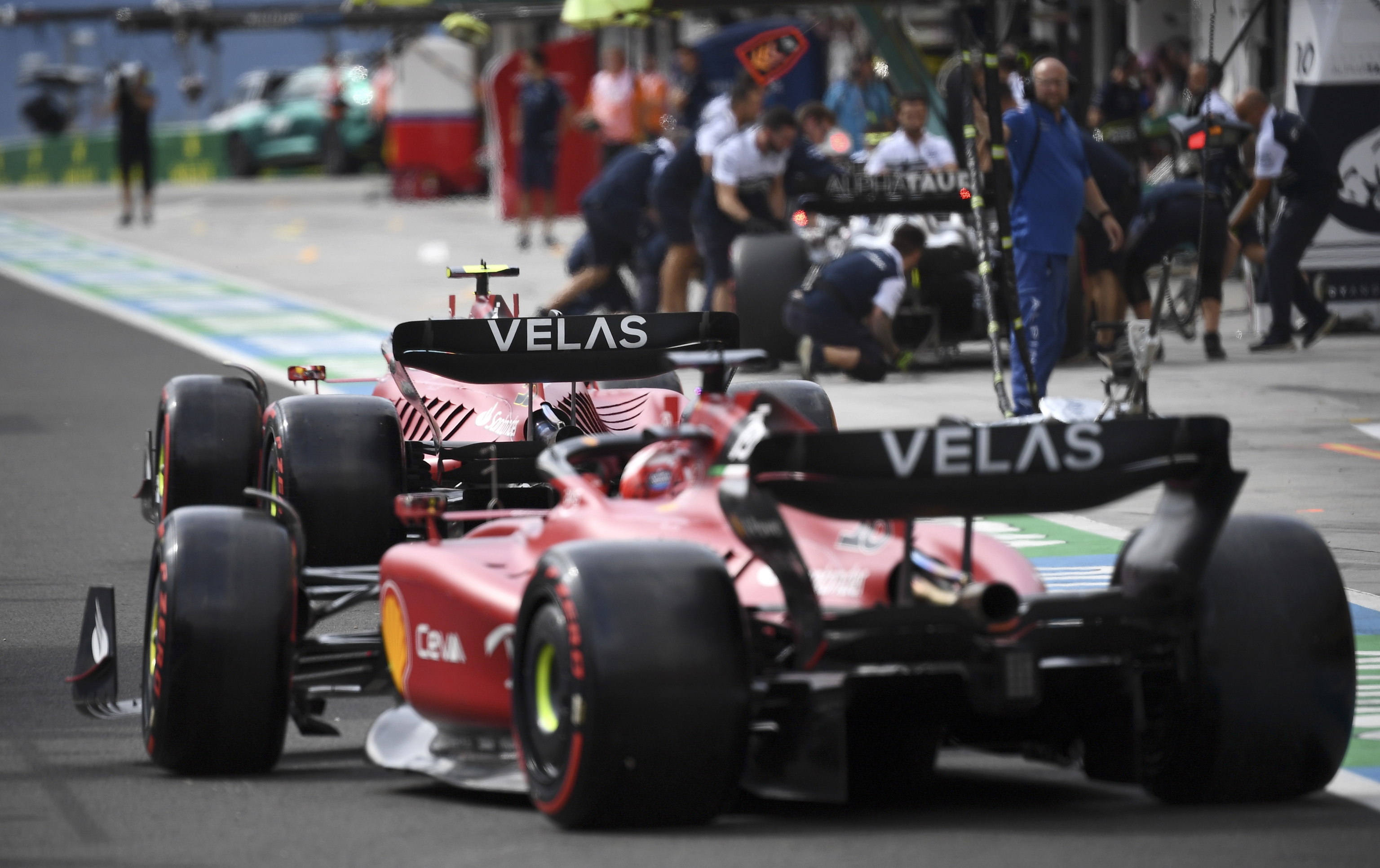 Sainz y Leclerc, el sábado, en el 'pit-lane' de Hungaroring.