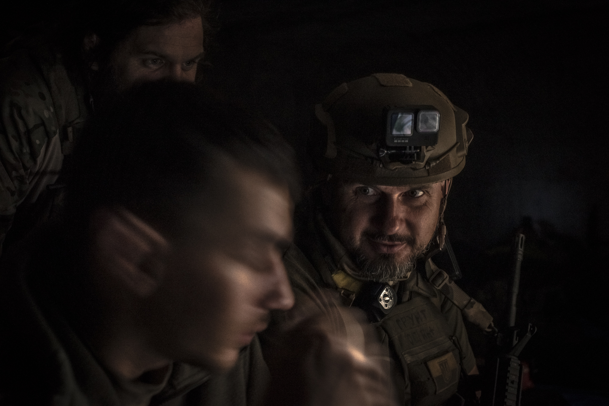 Oleg Sentsov (d), ex cineasta ucraniano en el frente de batalla.