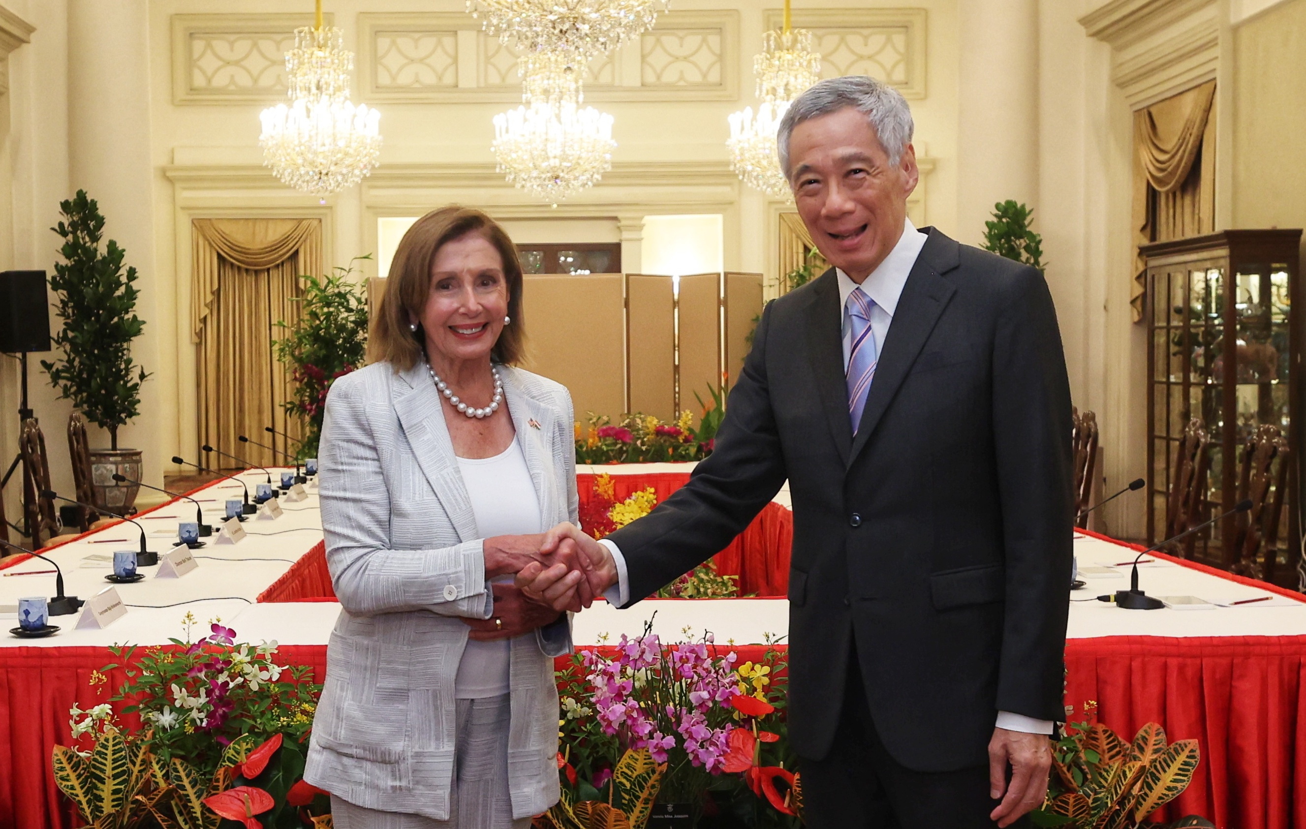 Nancy Pelosi (i) y Lee Hsien Loong (d), primer ministro de Singapur.