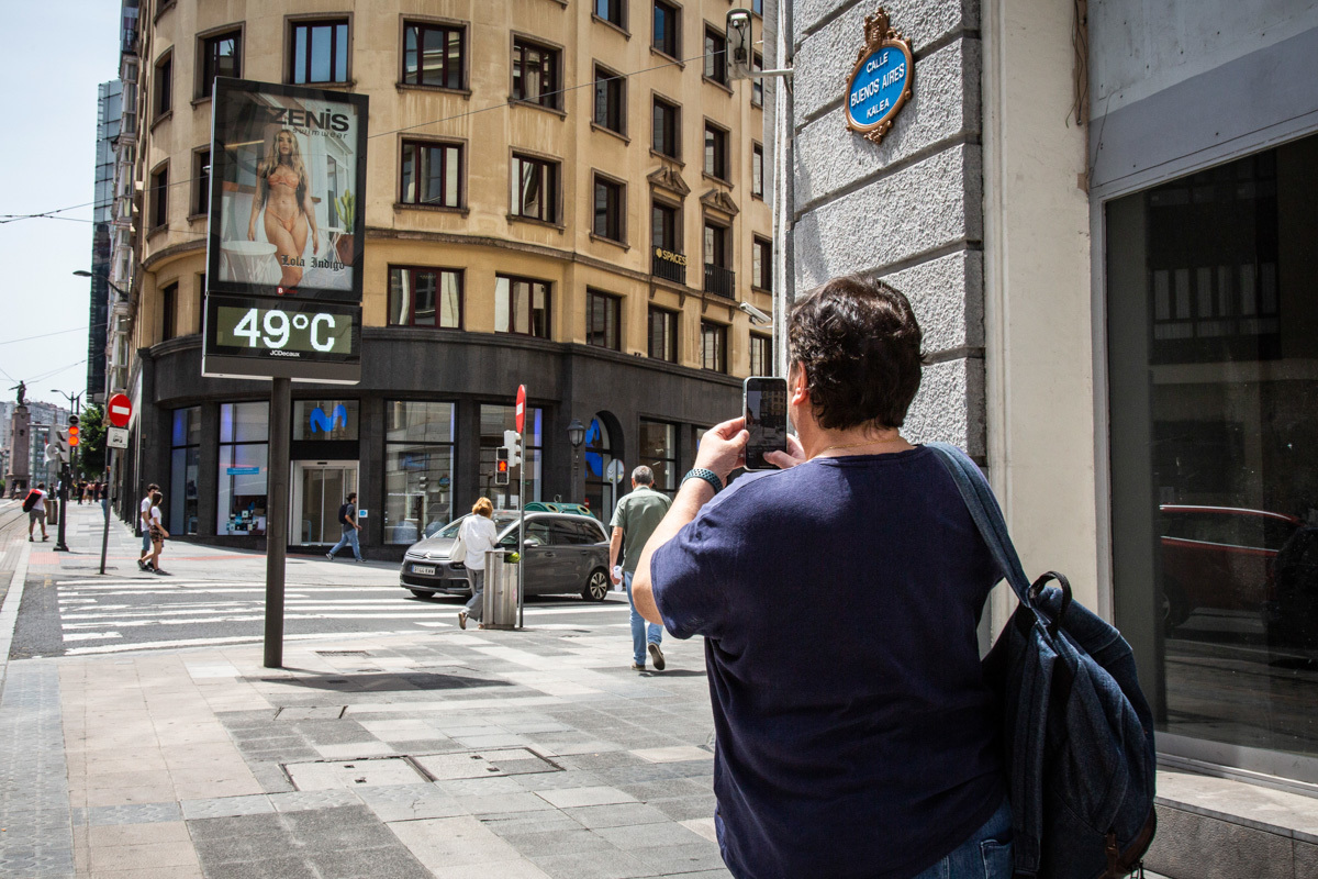 Un hombre toma una foto de un termometro en la calle Buenos Aires de Bibao el pasado mes de junio.