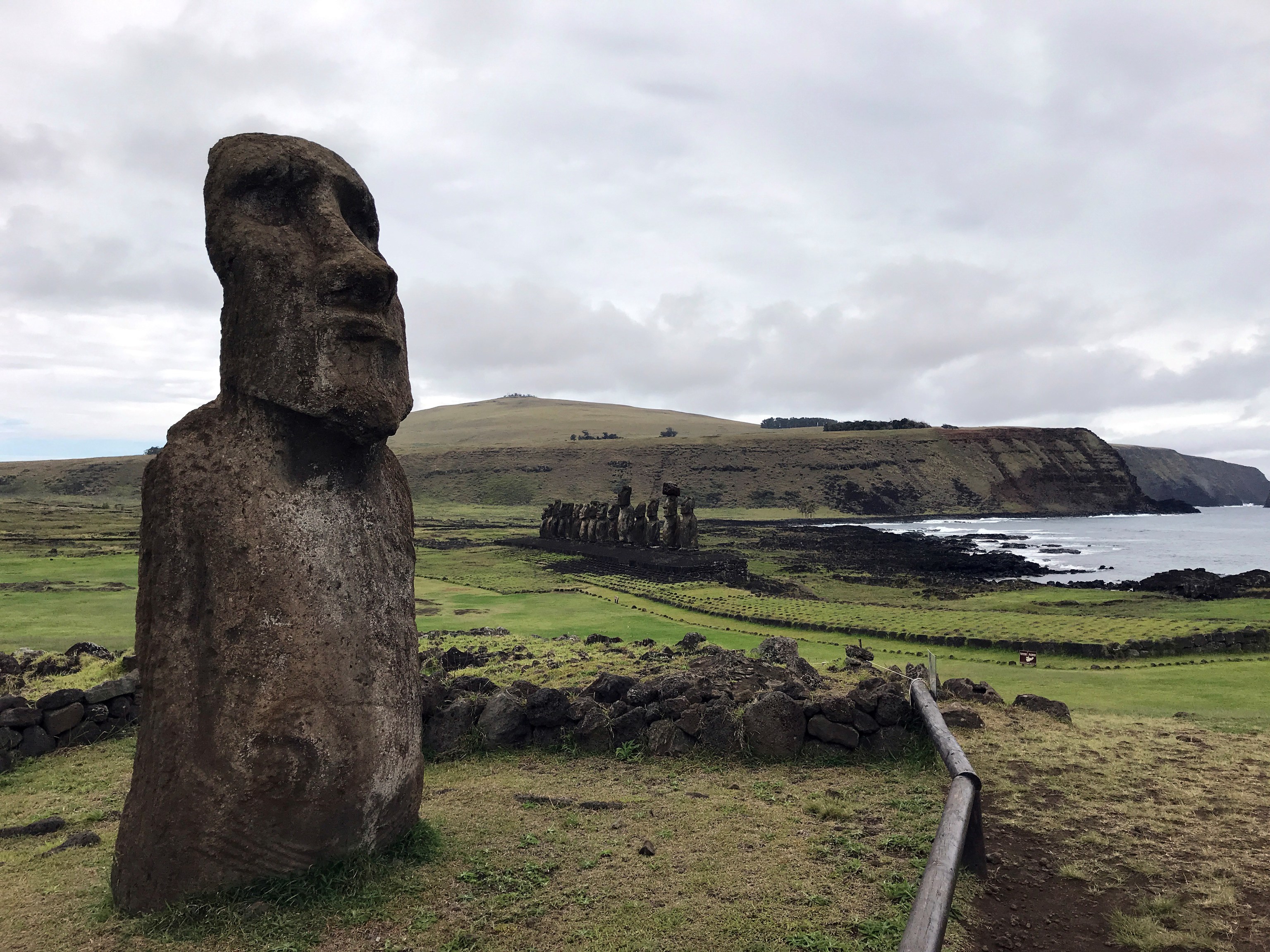 Un moai a la entrada del parque que contiene el Ahu Tongariki, en la Isla de Pascua (archivo).
