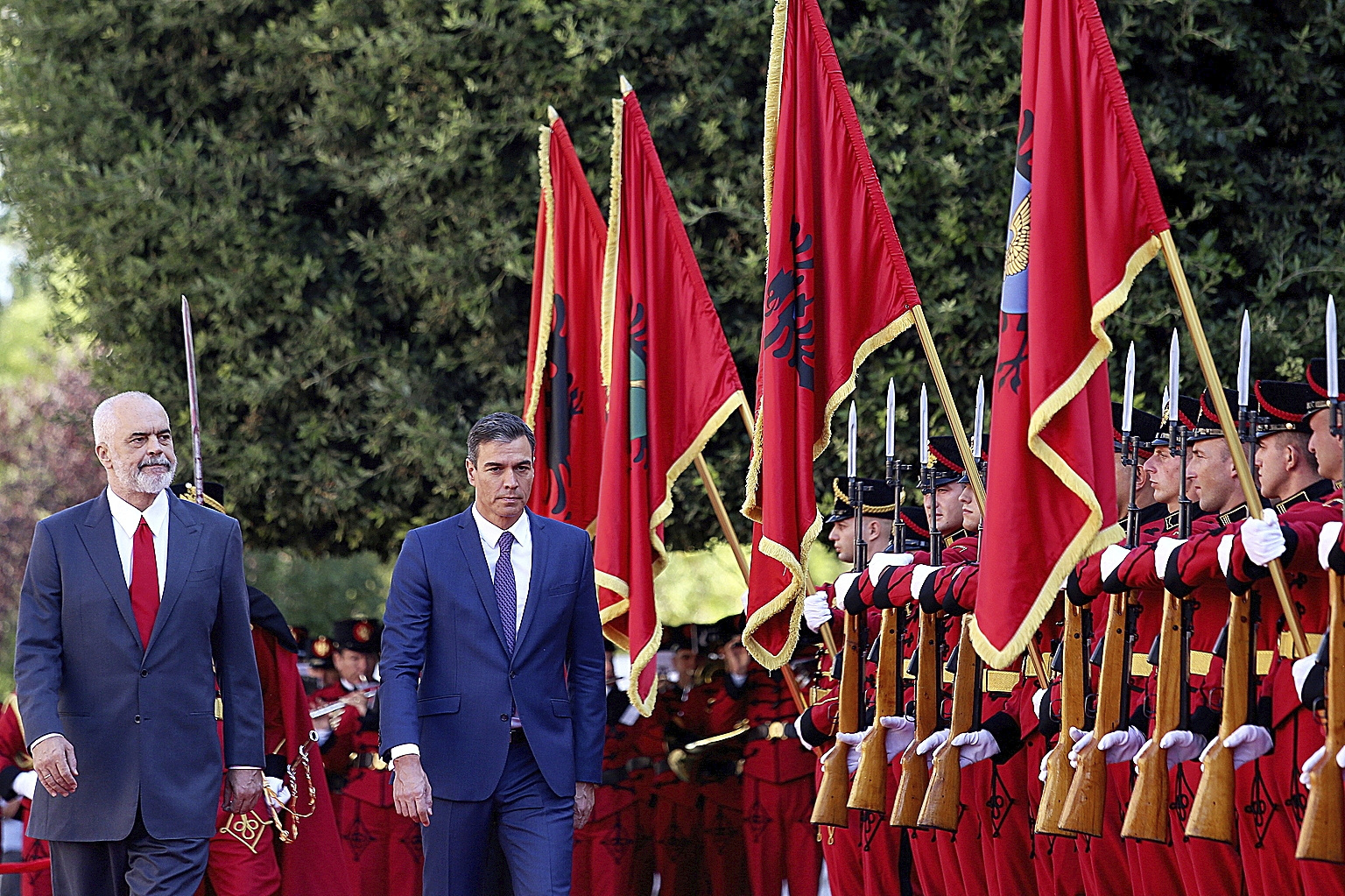 Edi Rama recibe a Sánchez con honores en el Palacio Presidencial de Tirana.
