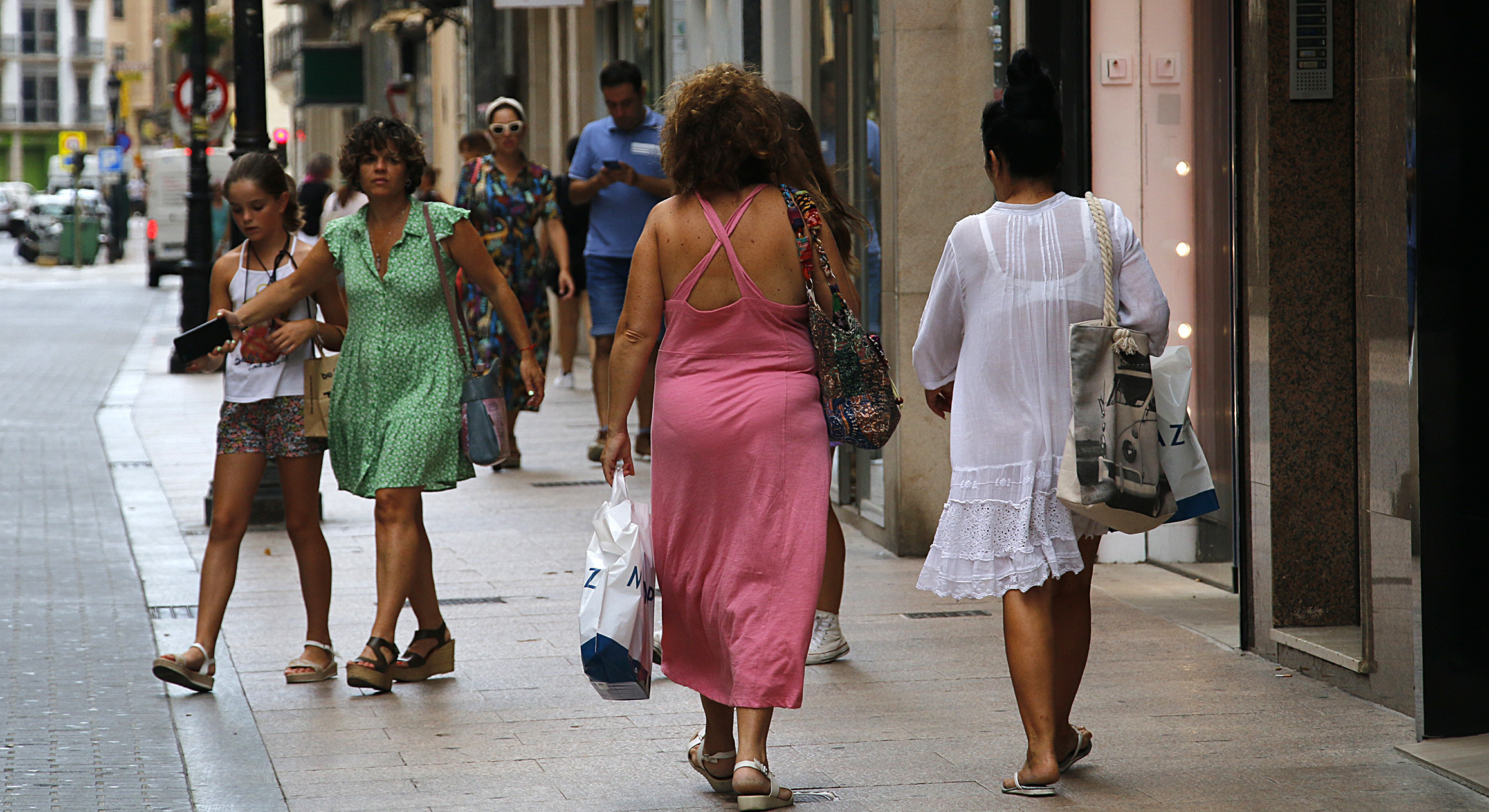Un grupo de personas camina por el centro comercial de Castelln.