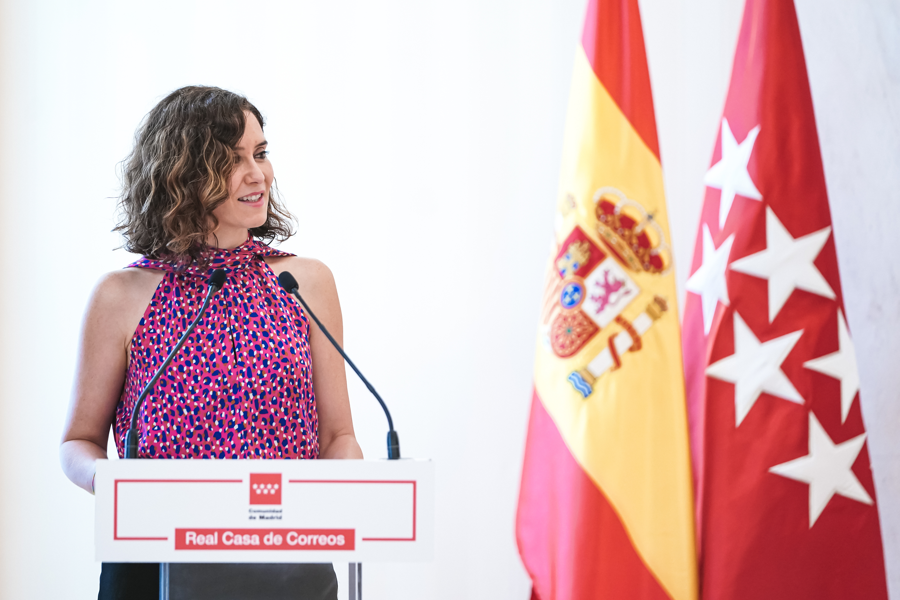 Isabel Daz Ayuso junto a la bandera de Espaa y la Comunidad de Madrid