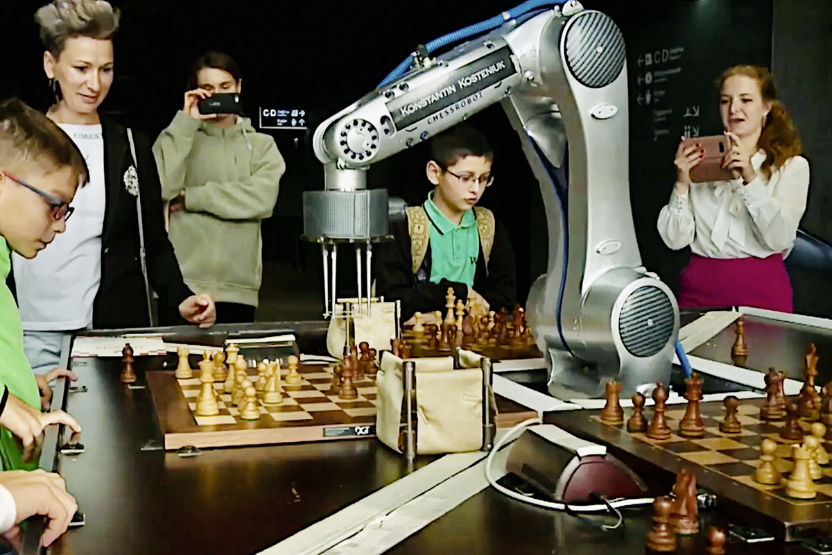 Chess Robot durante una partida con nios.