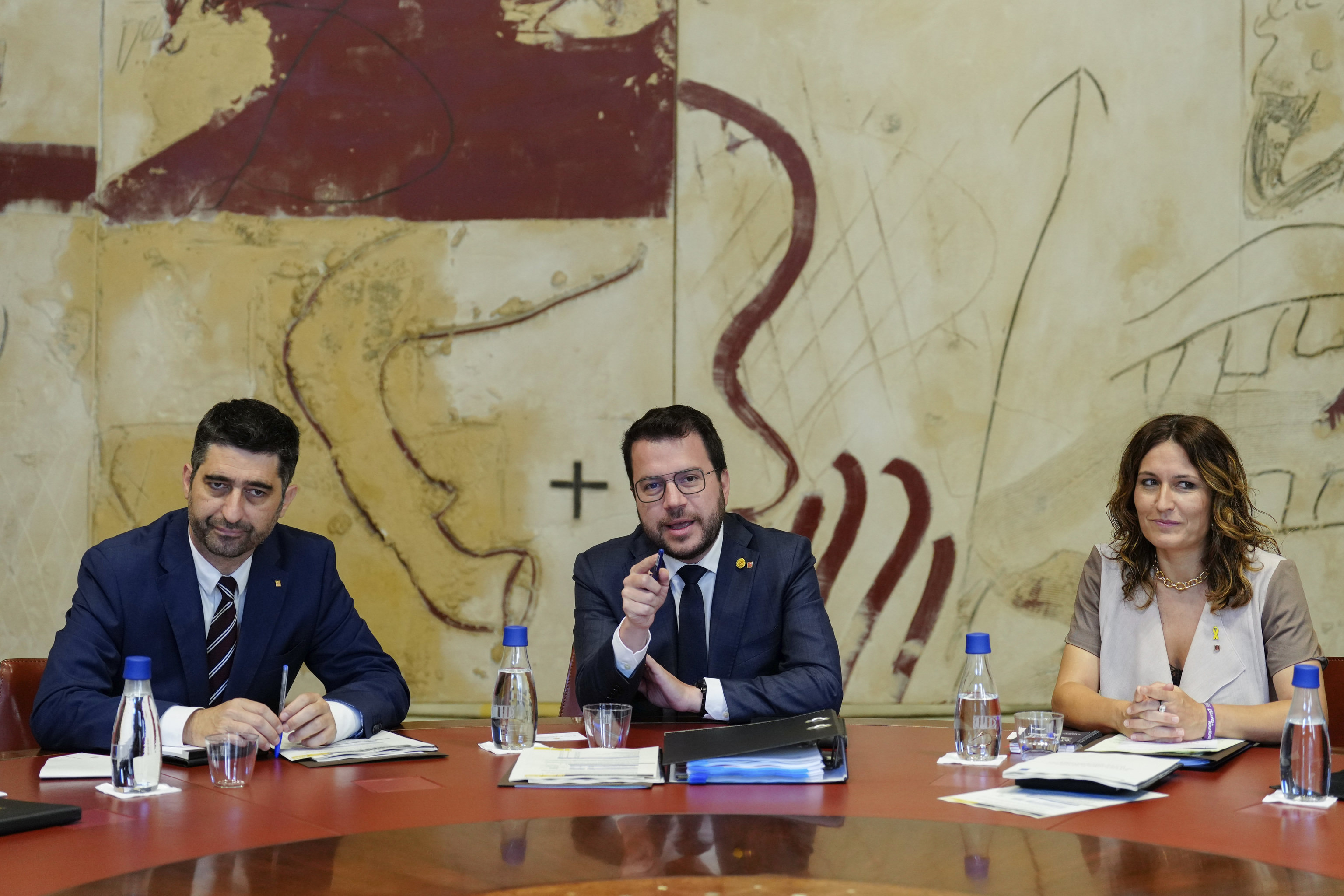 Pere Aragonès junto a Jordi Puigneró y Laura Vilagra en la reunión del Govern de ayer