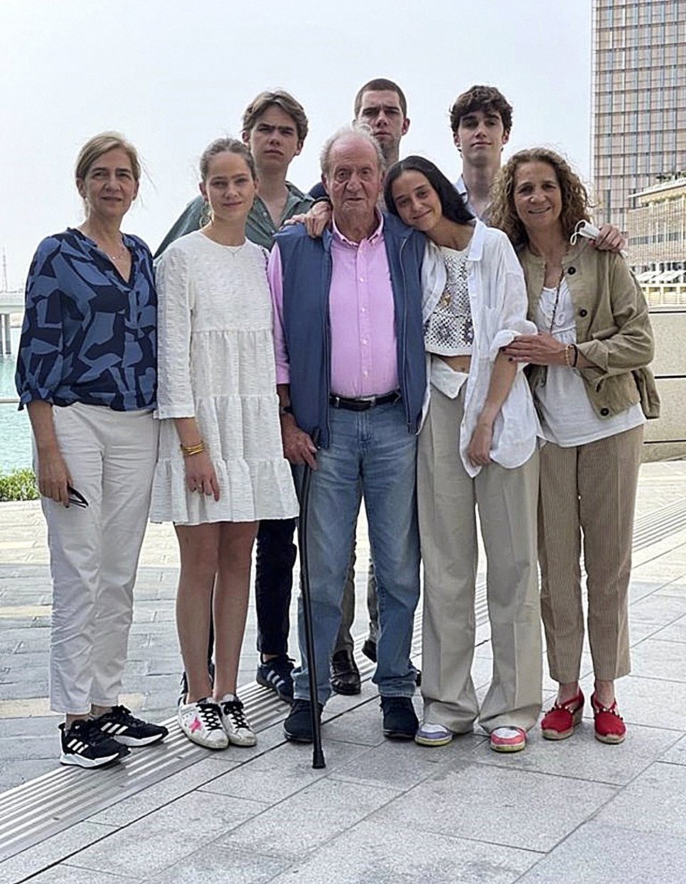 Las Infantas Elena y Cristina y sus hijos visitan a Don Juan Carlos en Abu Dabi.