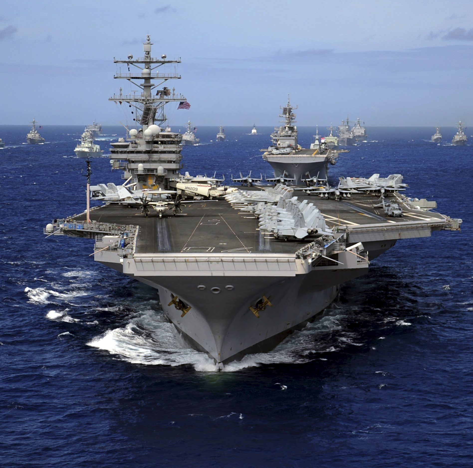 Varios barcos de guerra de Estados Unidos navegan por la región de Taiwan