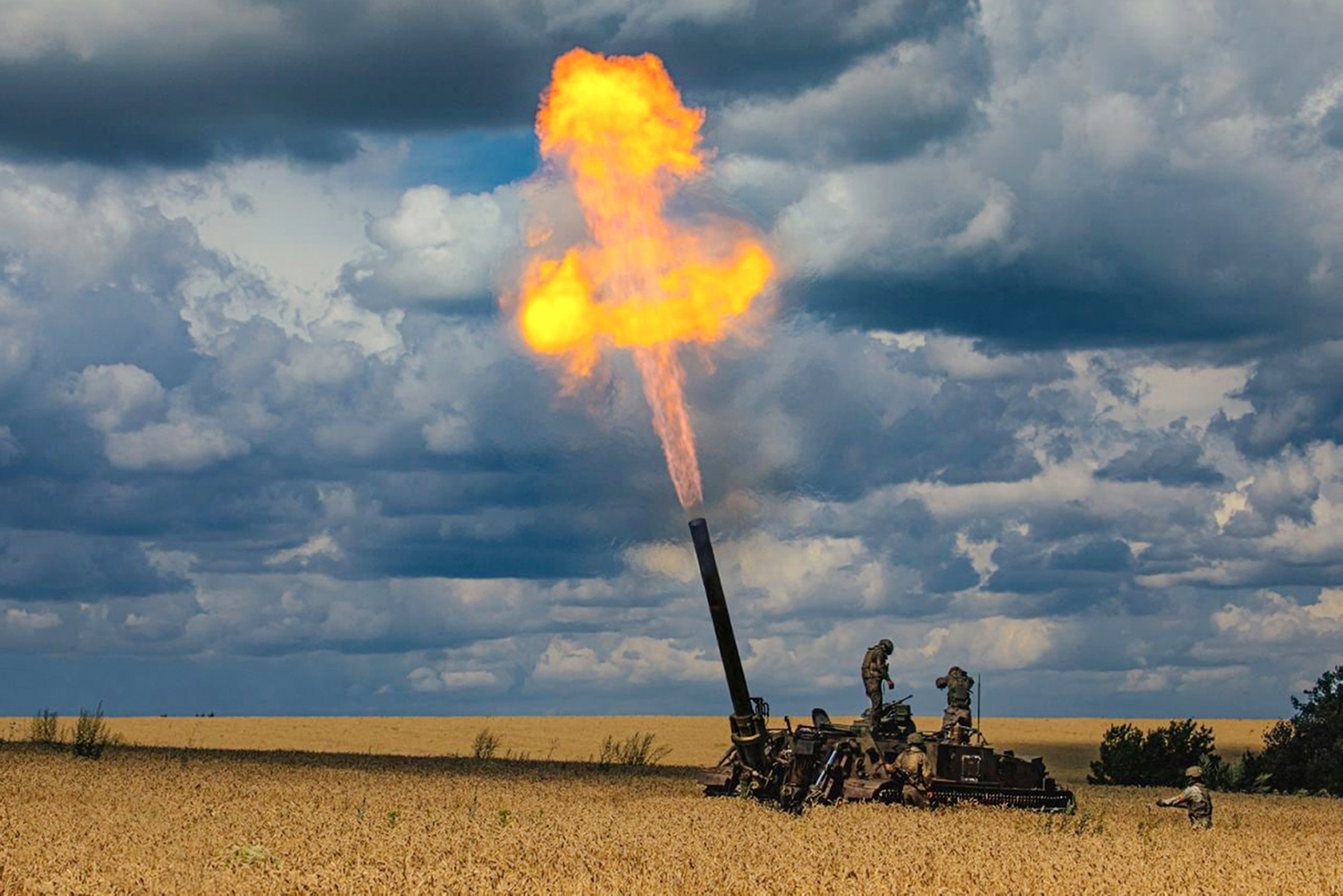 Tropas de artillería rusas disparan obuses en Ucrania.