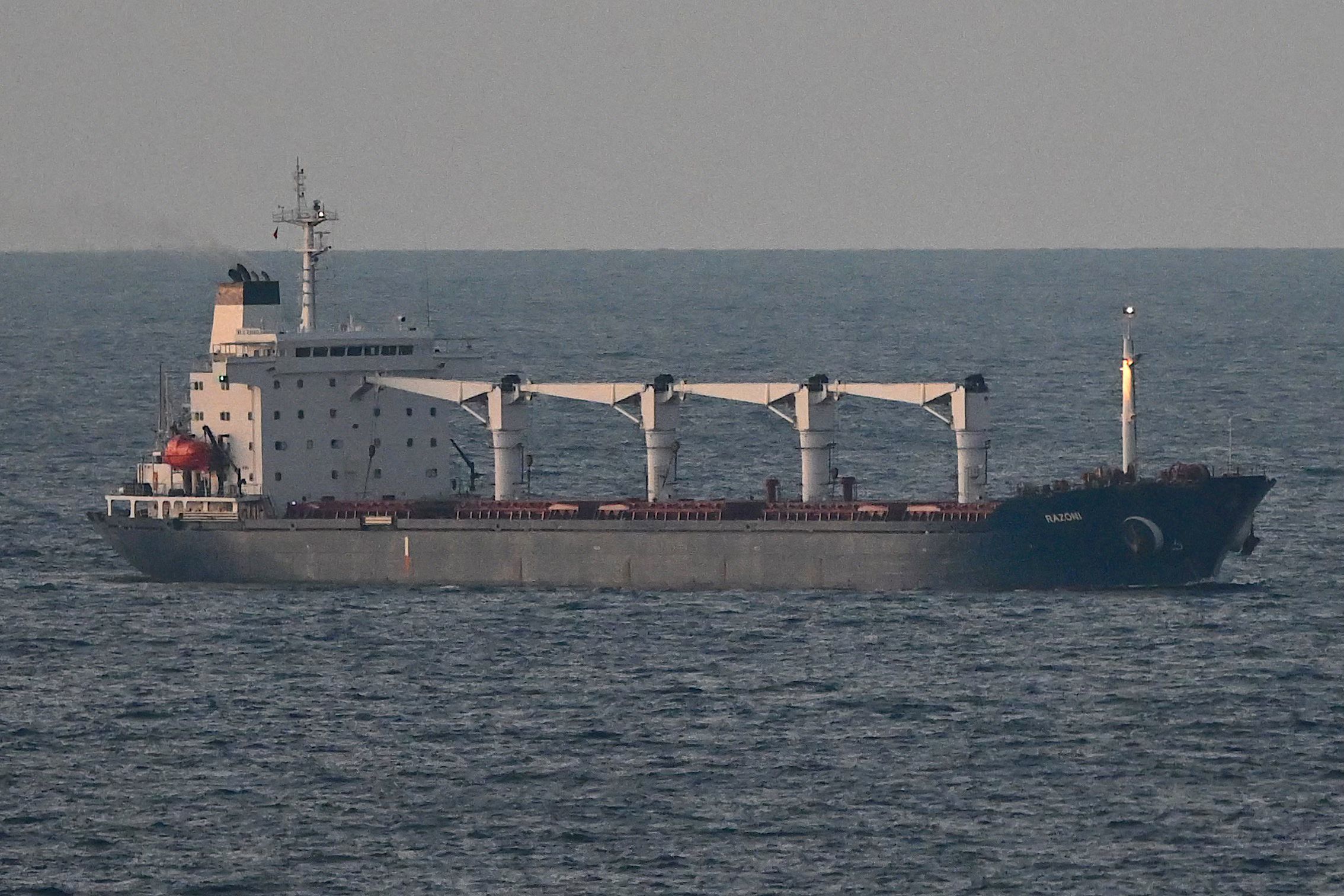 El carguero 'Razoni', anclado frente a las costas de Turquía