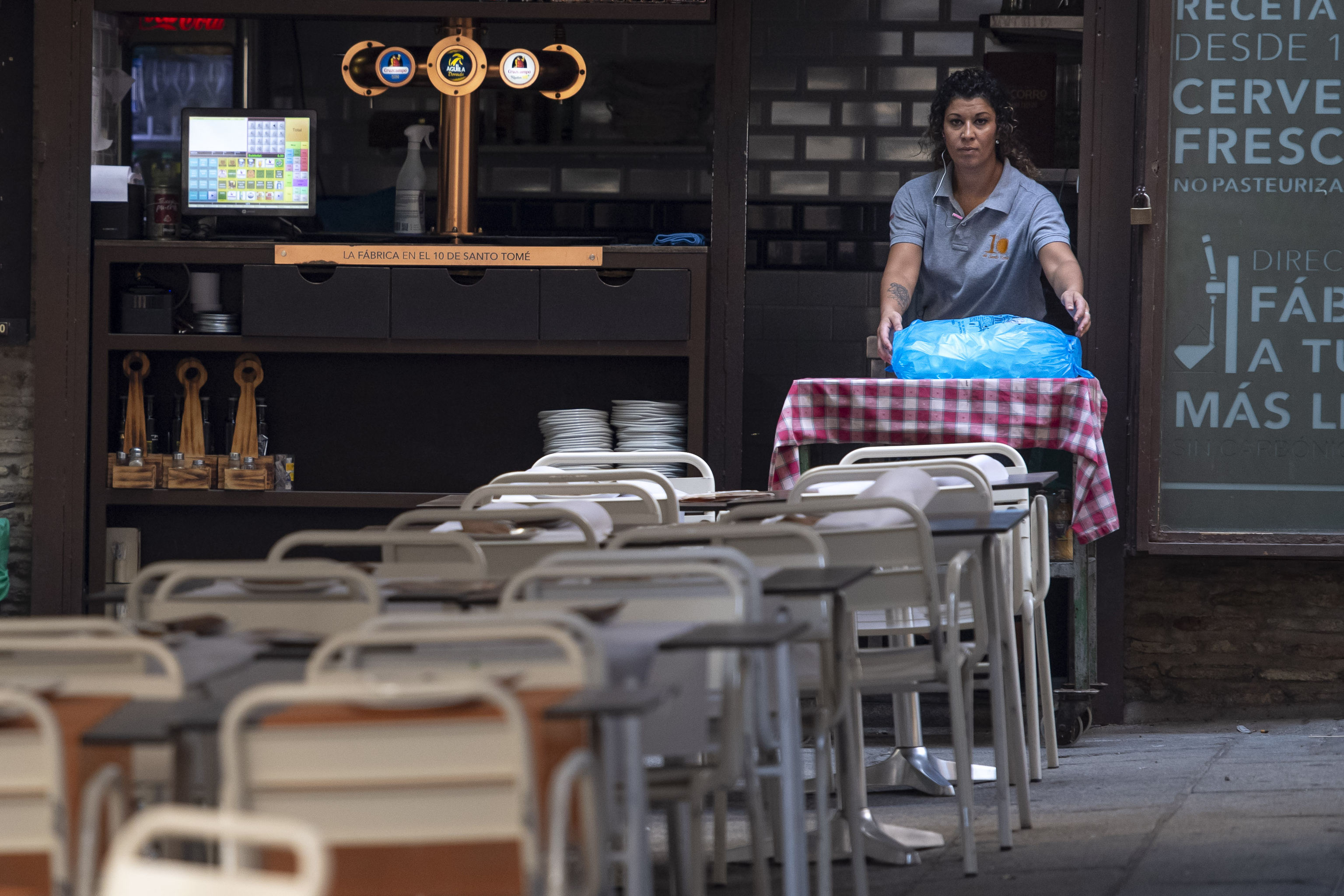 Una camarera coloca las mesas en un bar de Toledo este martes