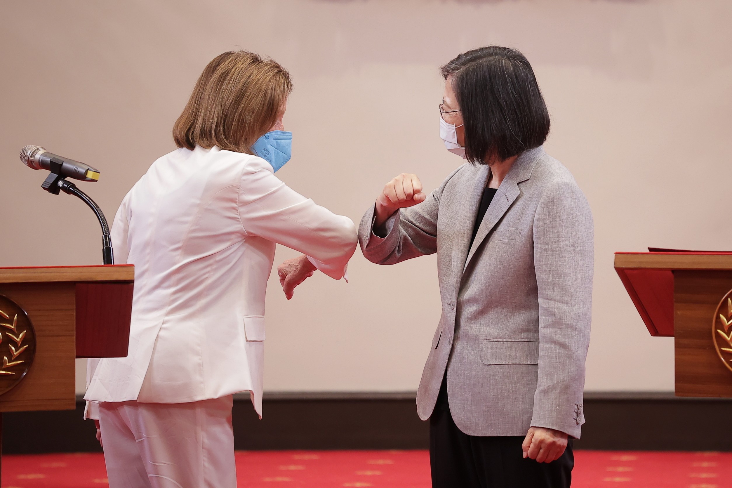 Una foto facilitada por la oficina presidencial de Taiwán muestra a la presidenta de la Cámara de Representantes de Estados Unidos, Nancy Pelosi (izq.), codeándose con la presidenta de Taiwán, Tsai Ing-wen, durante una rueda de prensa en el Palacio Presidencial en Taipei, Taiwán, el 3 de agosto de 2022. Pelosi, la funcionaria estadounidense de mayor rango en visitar la isla en 25 años, comenzó su visita en Taiwán a pesar de las fuertes advertencias de acción militar de China contra la visita. (Estados Unidos)