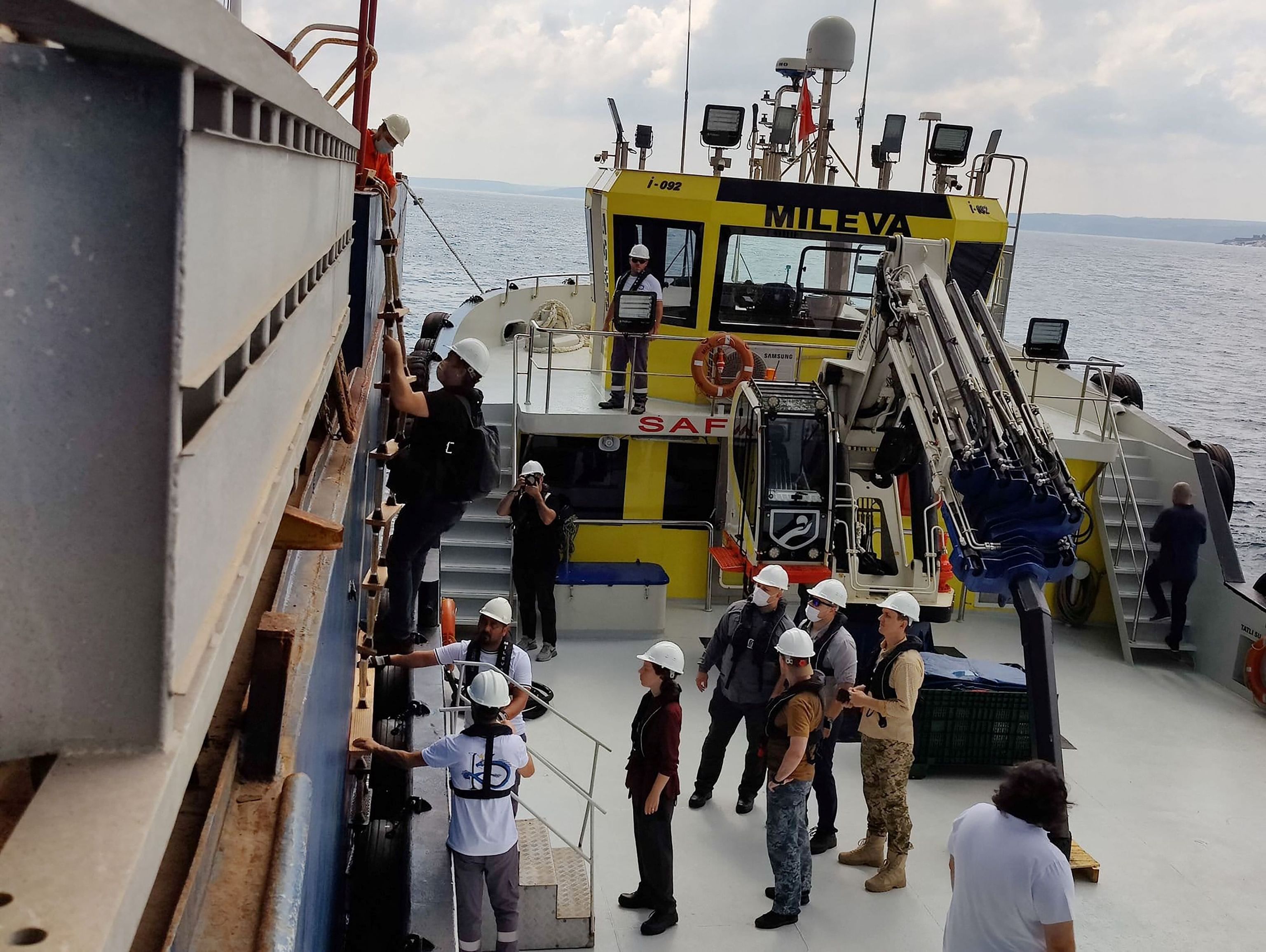 Equipo de inspección del acuerdo de Estambul para la exportación de grano ucraniano en el buque 'Razoni'.