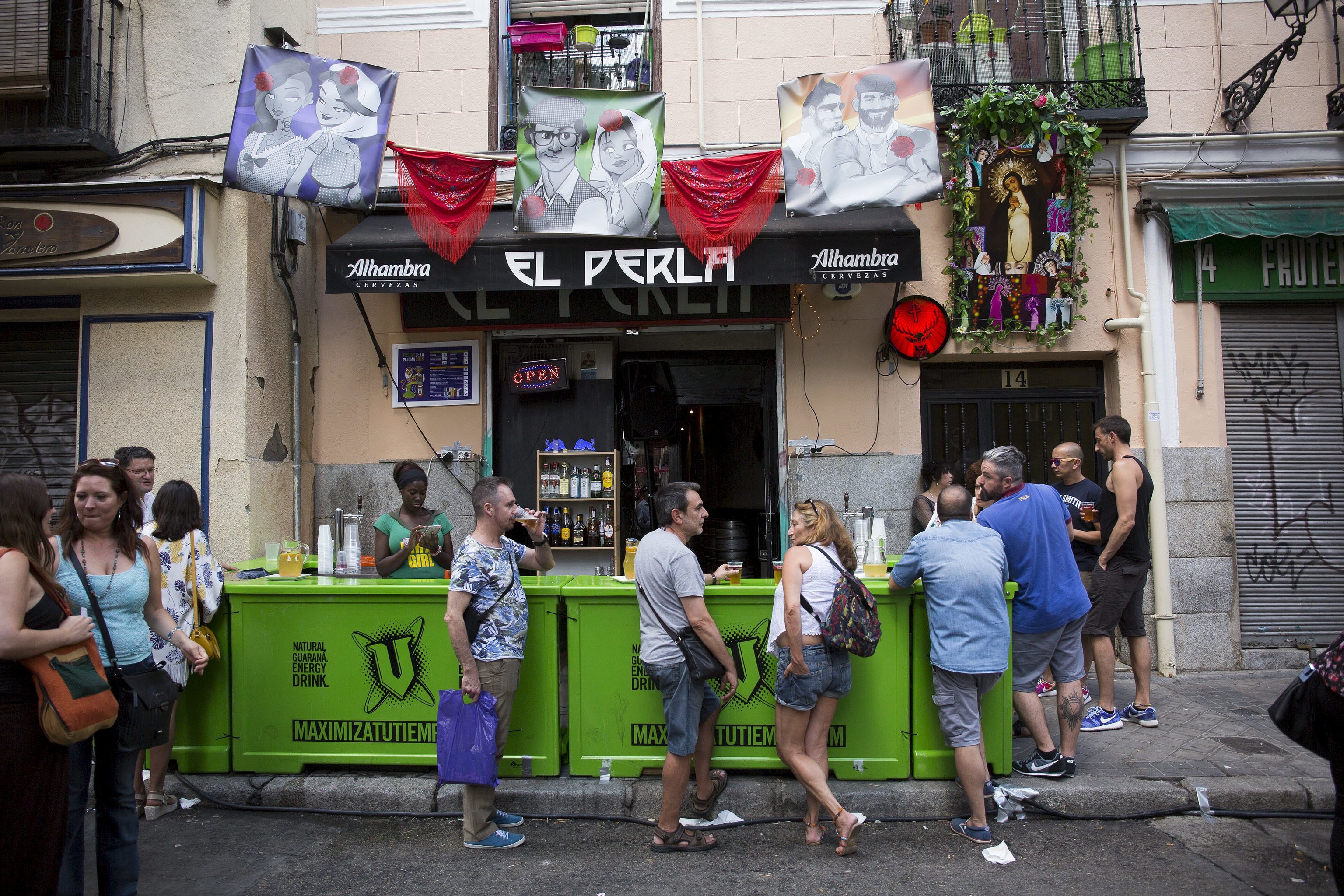 Rocío Instalar en pc Comiendo Las barras de los bares vuelven a las calles durante las fiestas de agosto  en Madrid | Madrid