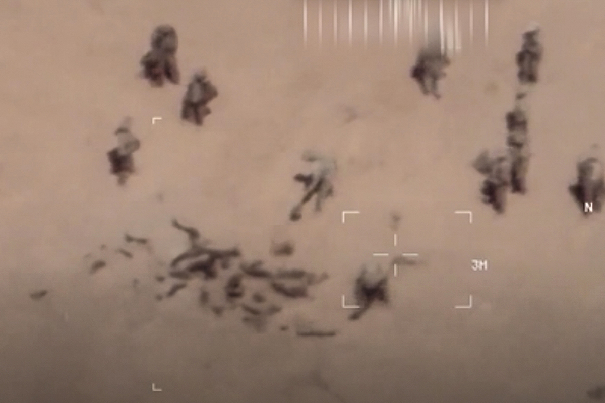 Miembros de Wagner, llenando una fosa común de cuerpos en Mali.