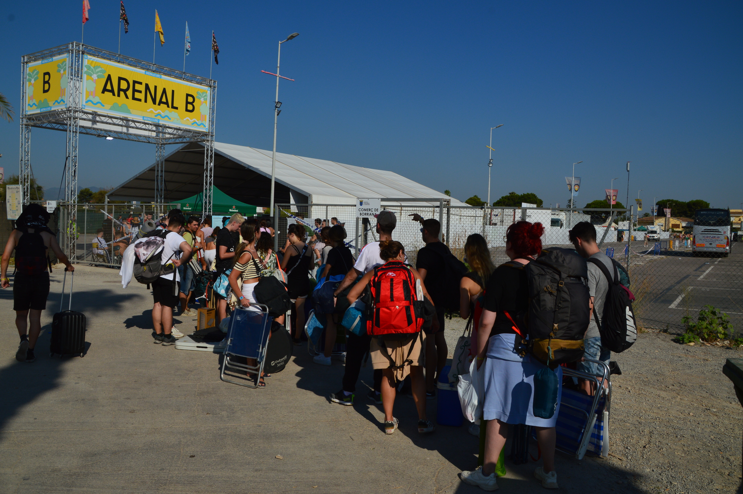 Un grupo de 'sounders' se dirige al recinto de festivales del Arenal Sound.