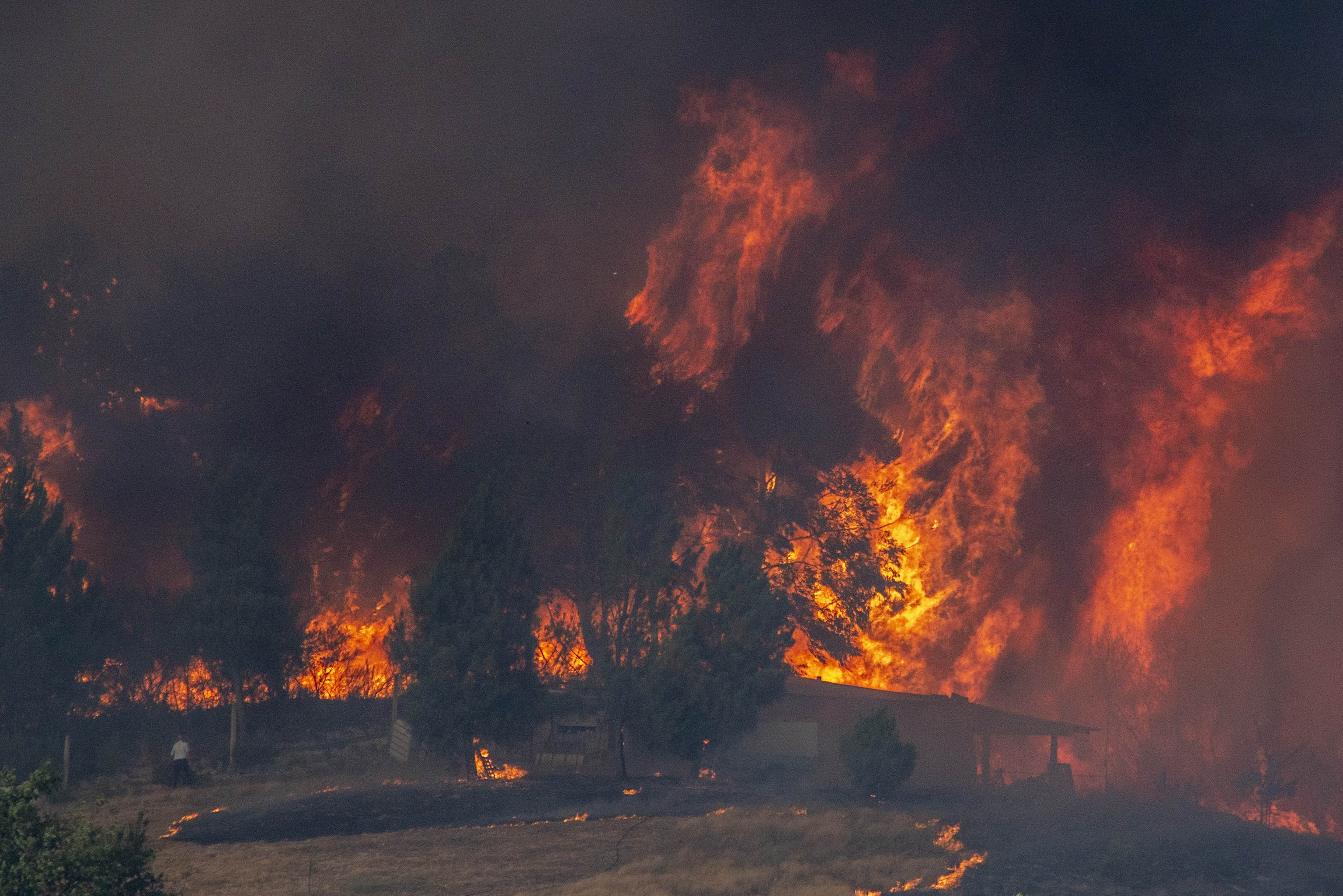Las llamas amenazan una construcción en Verín