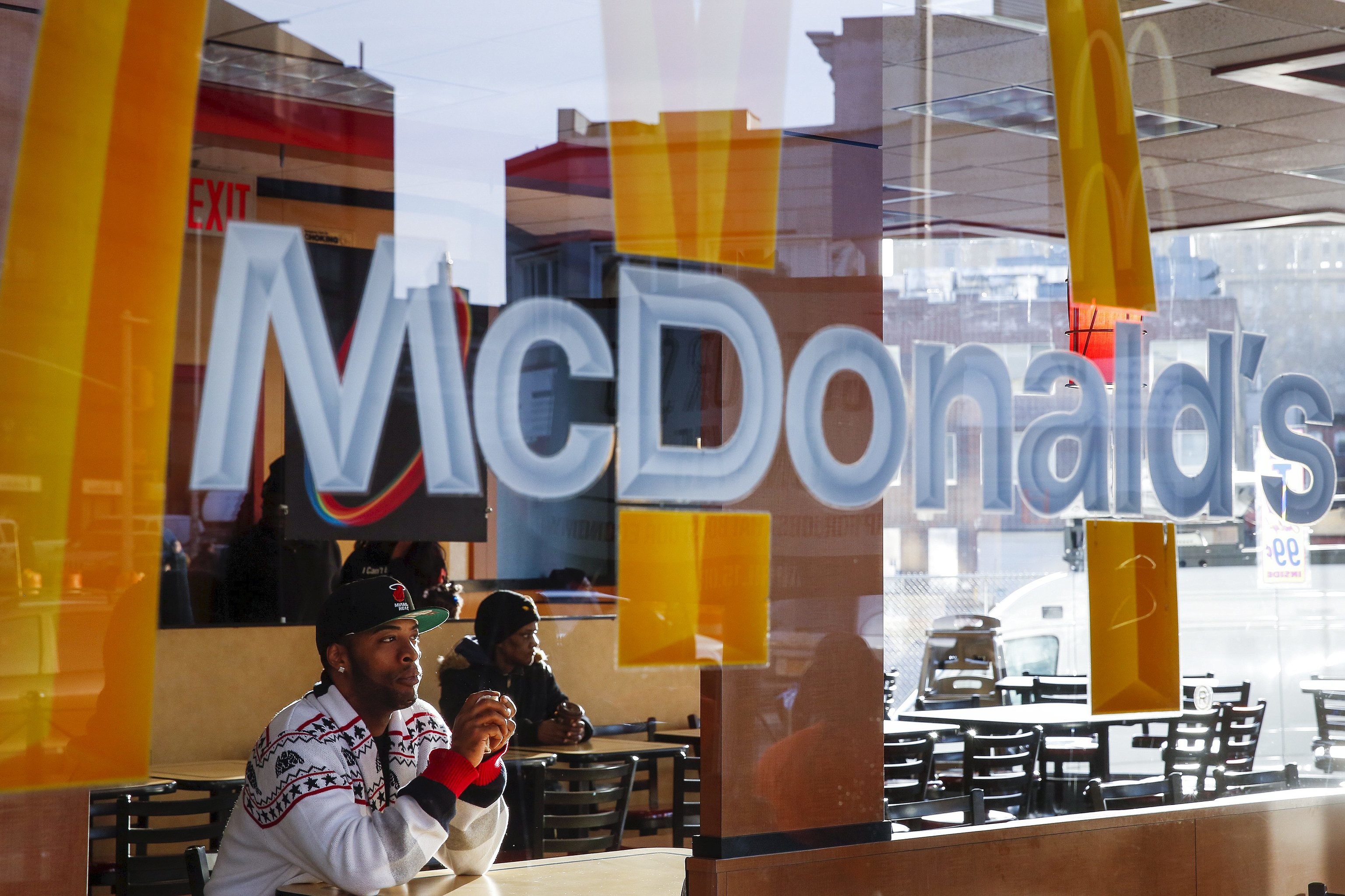 Dispara a un trabajador de McDonald’s en Nueva York por servirle unas patatas fritas frías
