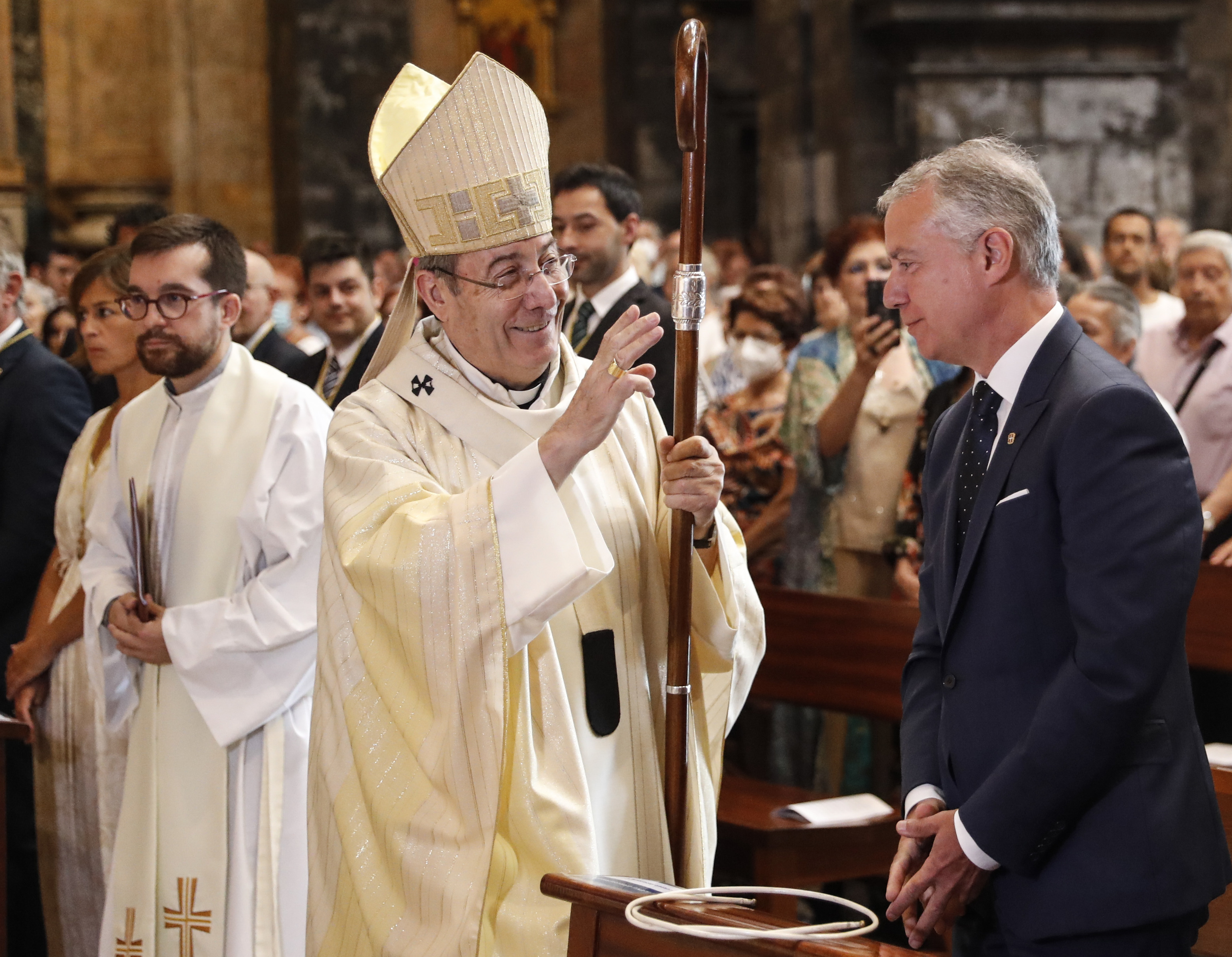 El lehendakari Urkullu recibe la bendición del arzobispo de Pamplona Francisco Pérez en Azpeitia.