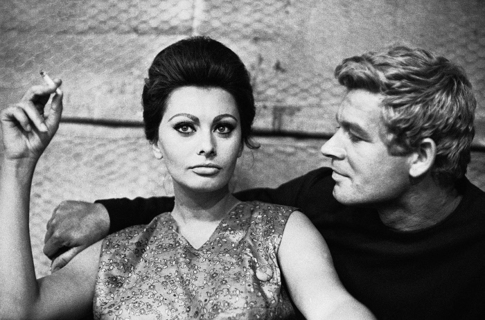Sophia Loren y Stephen Boyd, durante una parada del rodaje de La cada del Imperio Romano, en Cinecitt, en 1963.