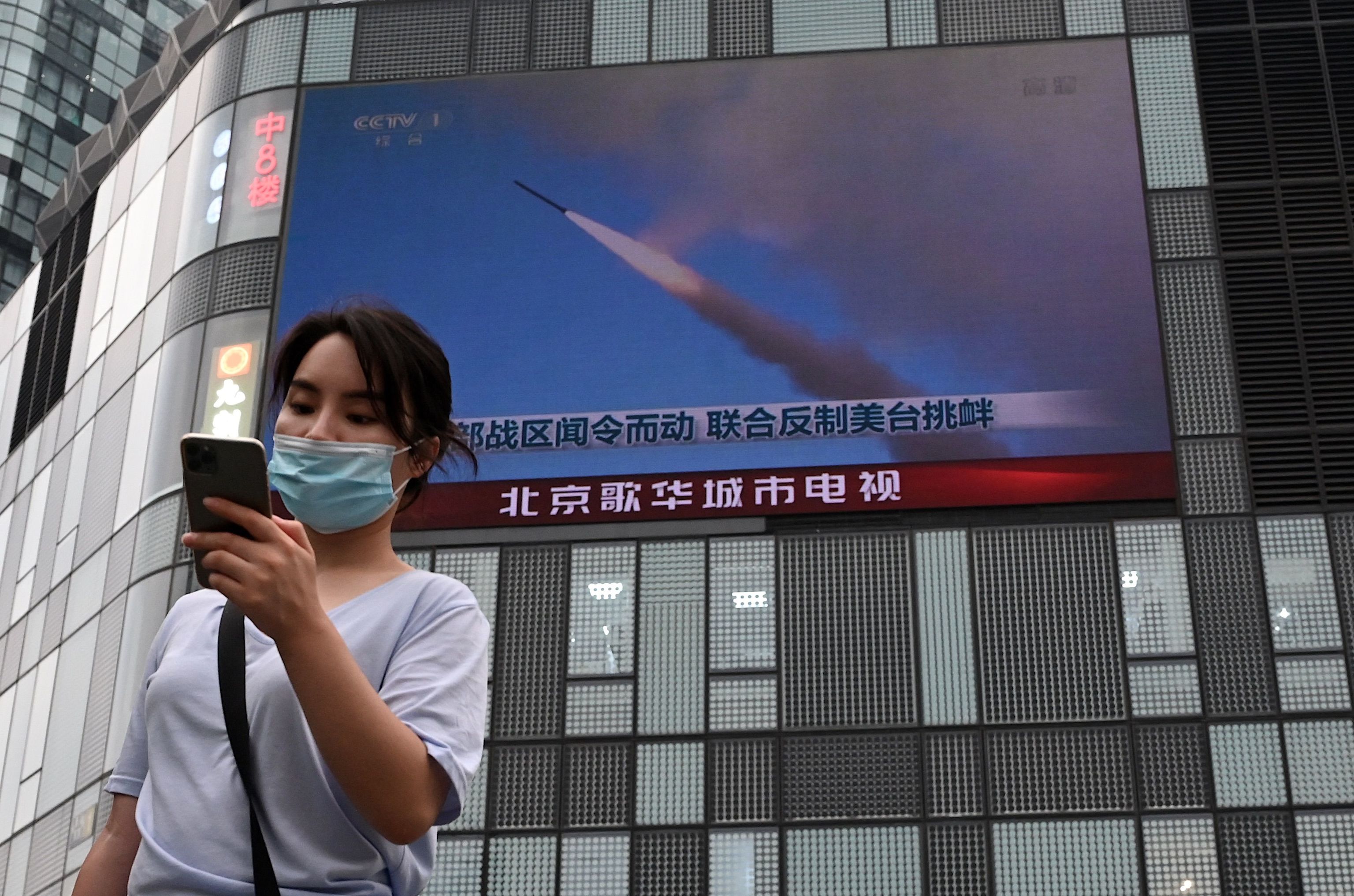 Cartel con noticias en directo sobre los ejercicios militares chinos alrededor de Taiwán, en Pekín.
