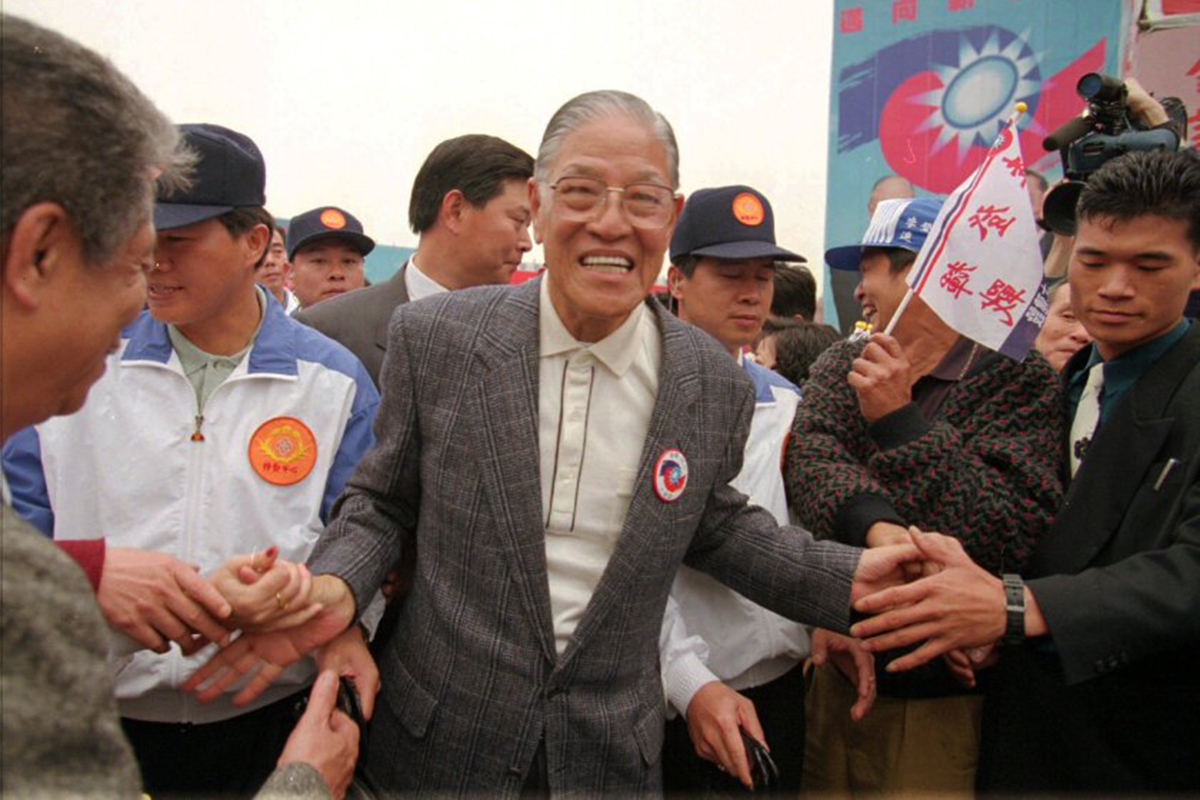 El presidente Lee Teng-hui celebra su reelección por mayoría absoluta tras las pruebas con misiles chinas que pretendían amedrentar al electorado taiwanés.