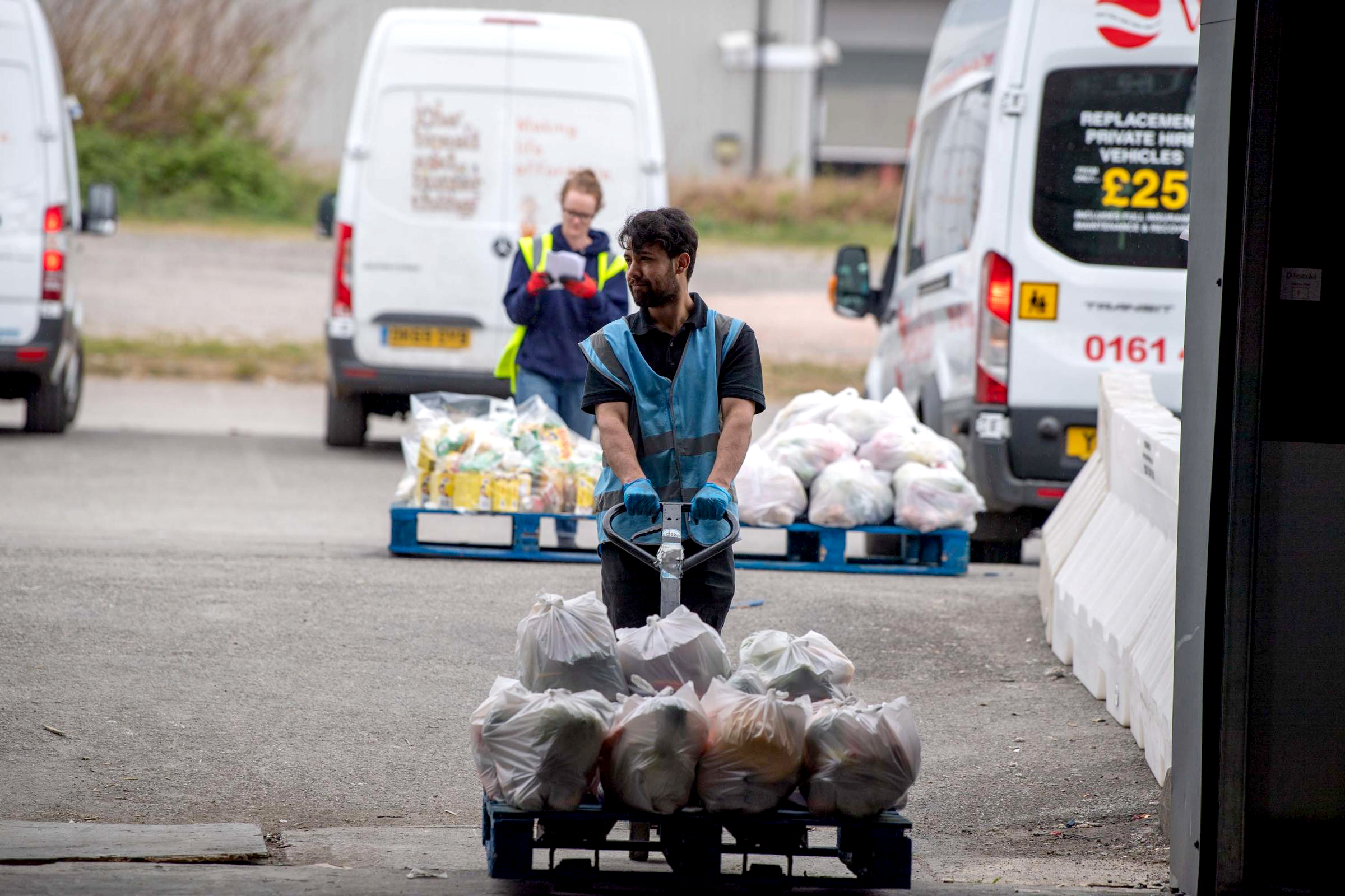 Voluntarios de la organización 'Bread and Butter Thing' cargan comida para distribuirla