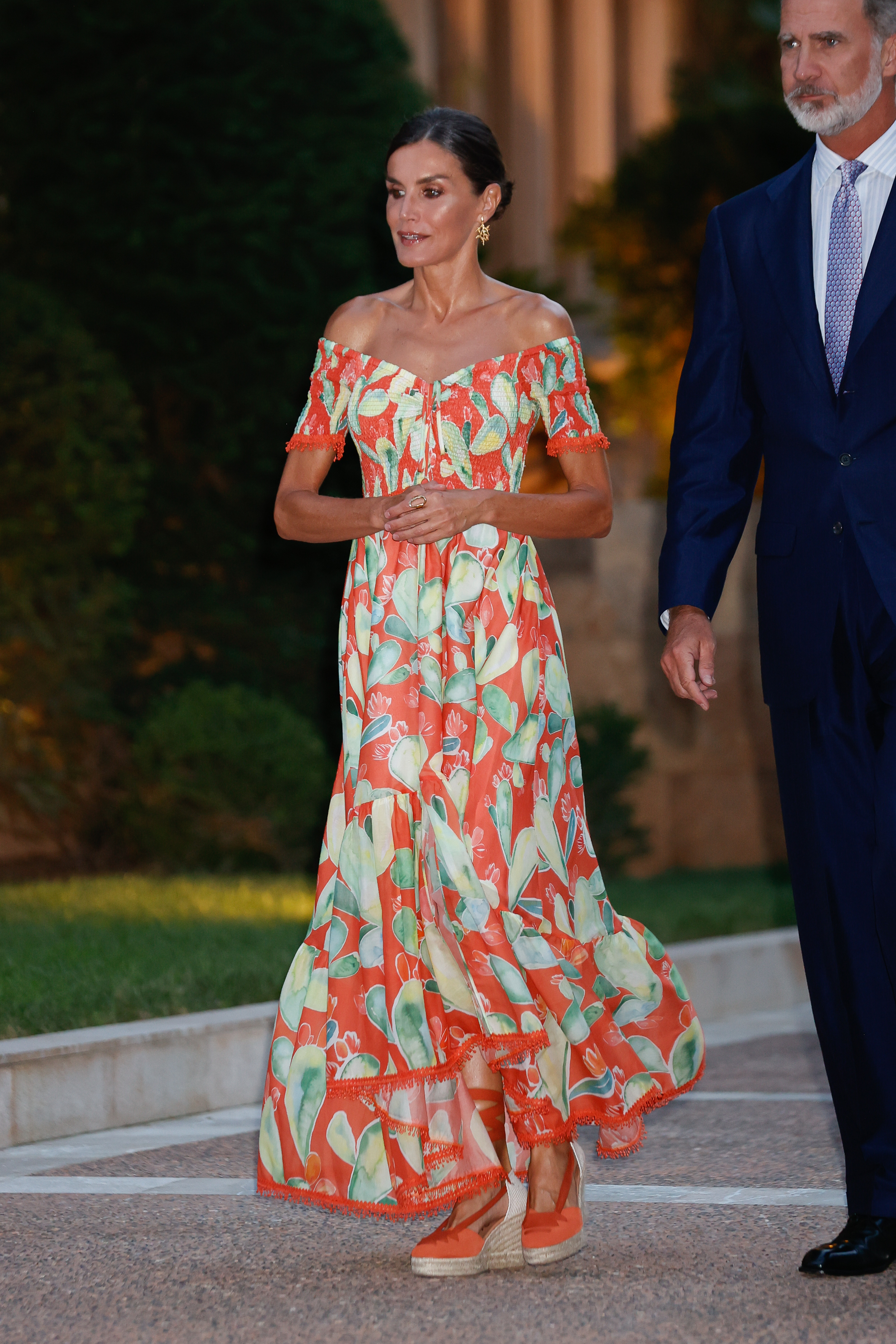 La Reina Letizia apuesta todo al naranja en Marivent con un vestido made  in Spain y guiño a Mallorca  Reina Letizia