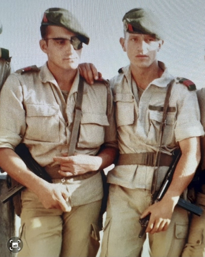 Kitín Muñoz en 1977 (derecha) junto a un compañero del COE 31 (izquierda)
