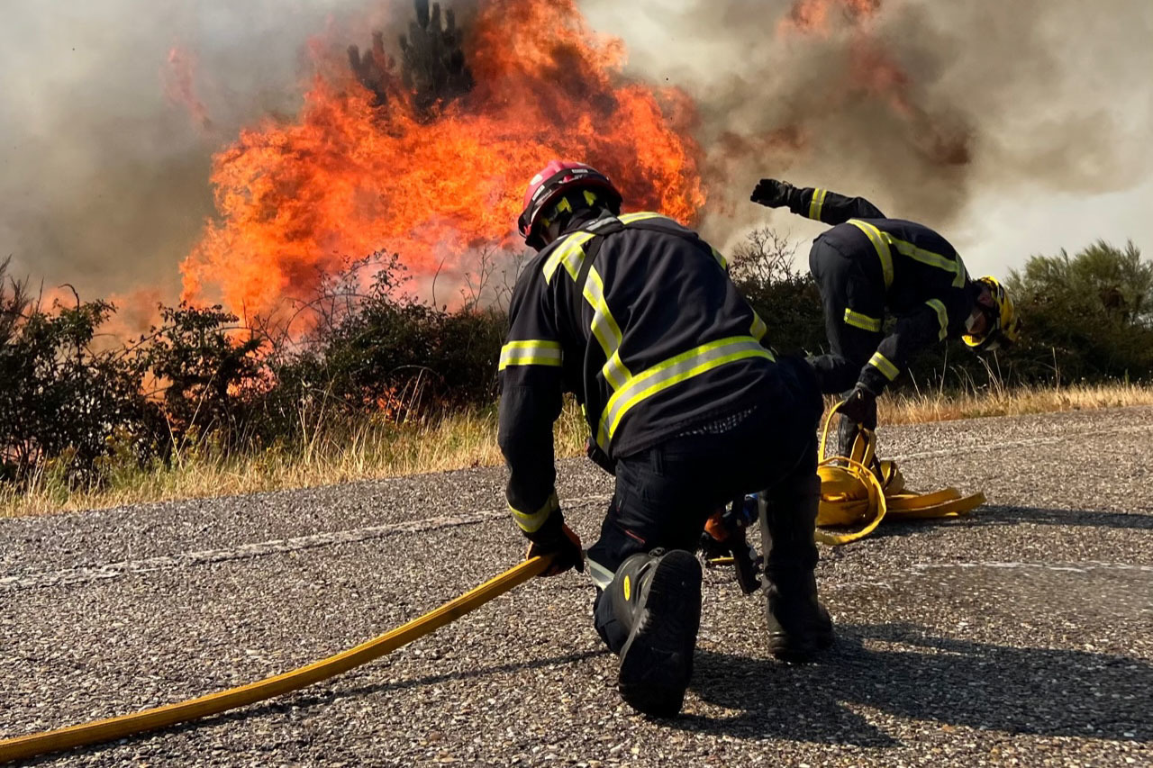Efectivos de Bomberos luchan contra las llamas en Galicia