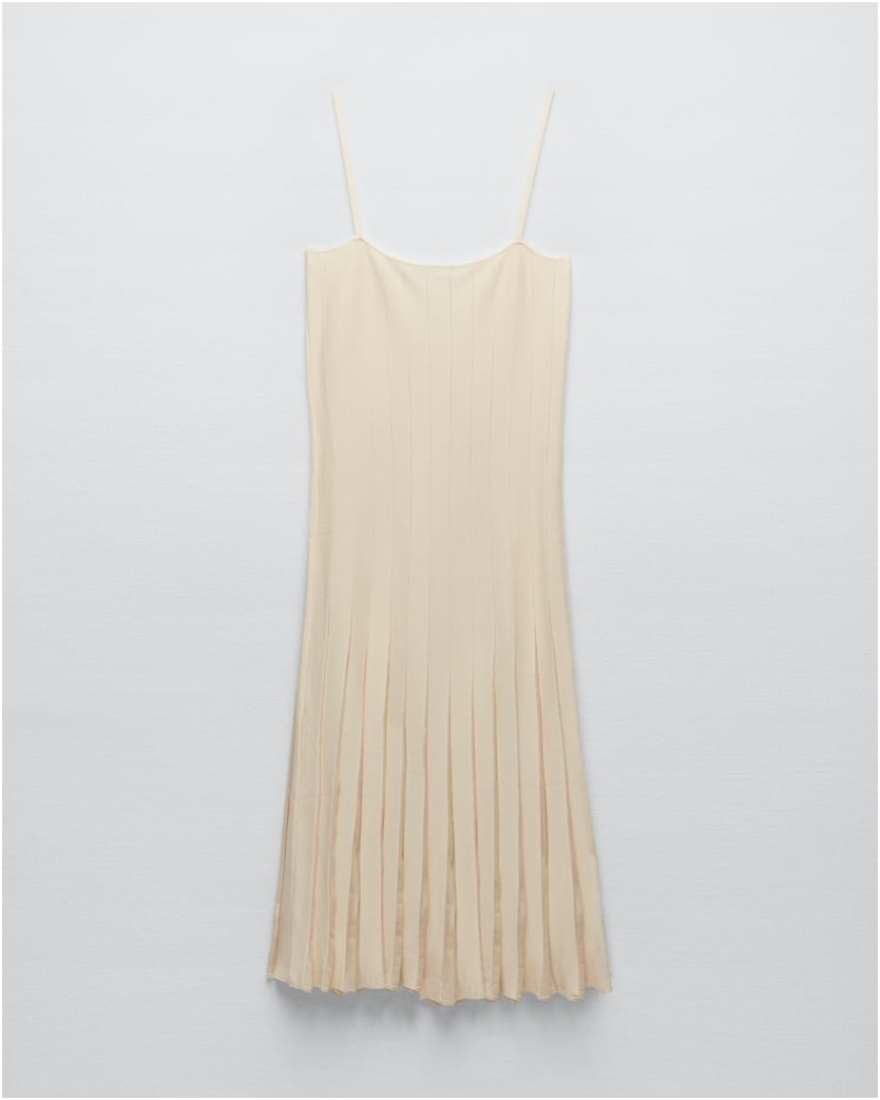ALT: Vestido de punto con pliegues de Zara