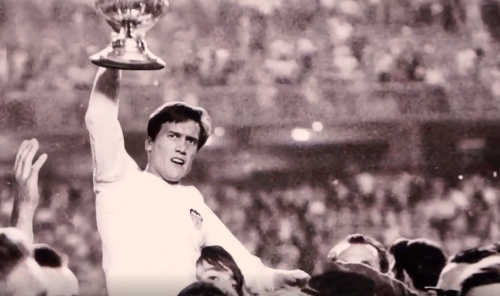 Roberto Gil a hombros con el trofeo de 1967 que levantó