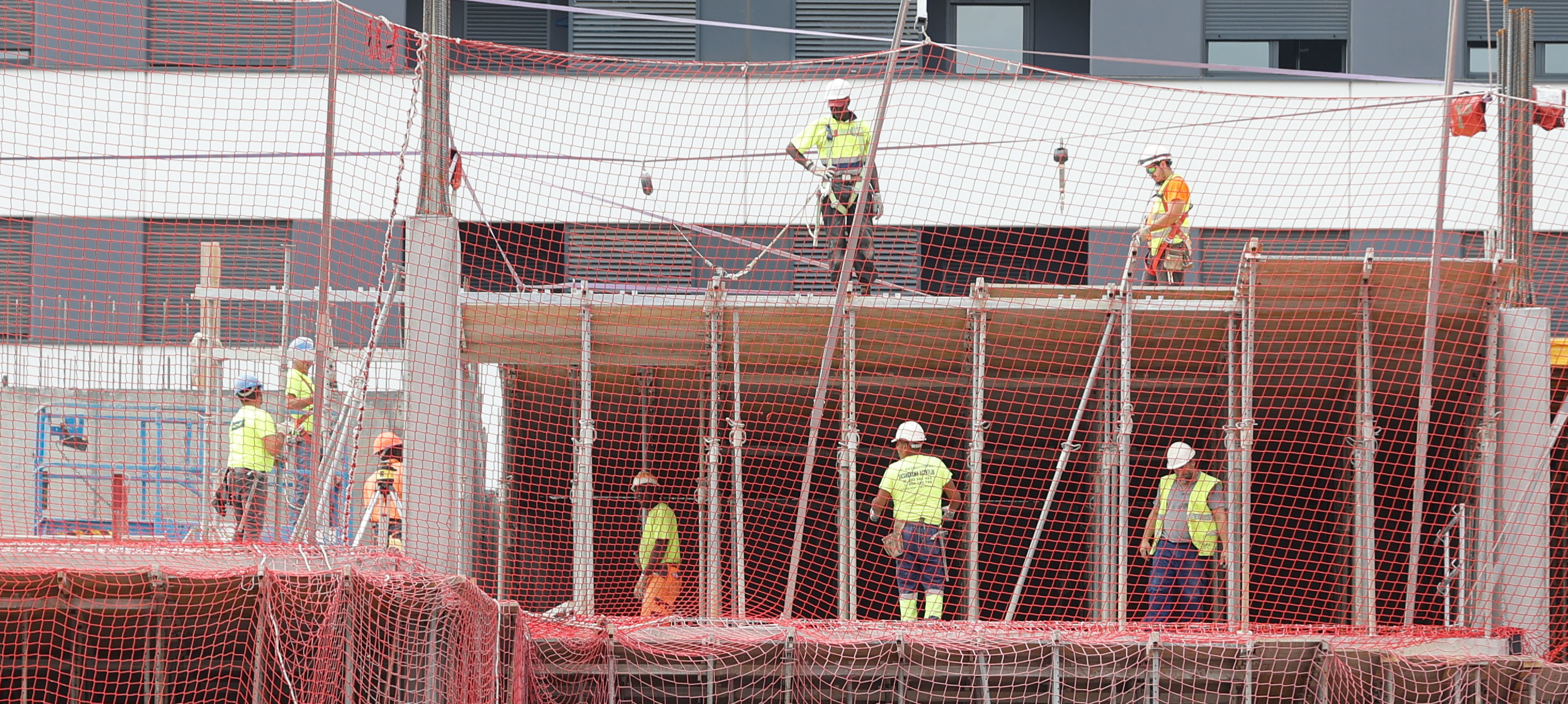 Trabajadores de la construcción trabajando en un edificio residencial en Bilbao.