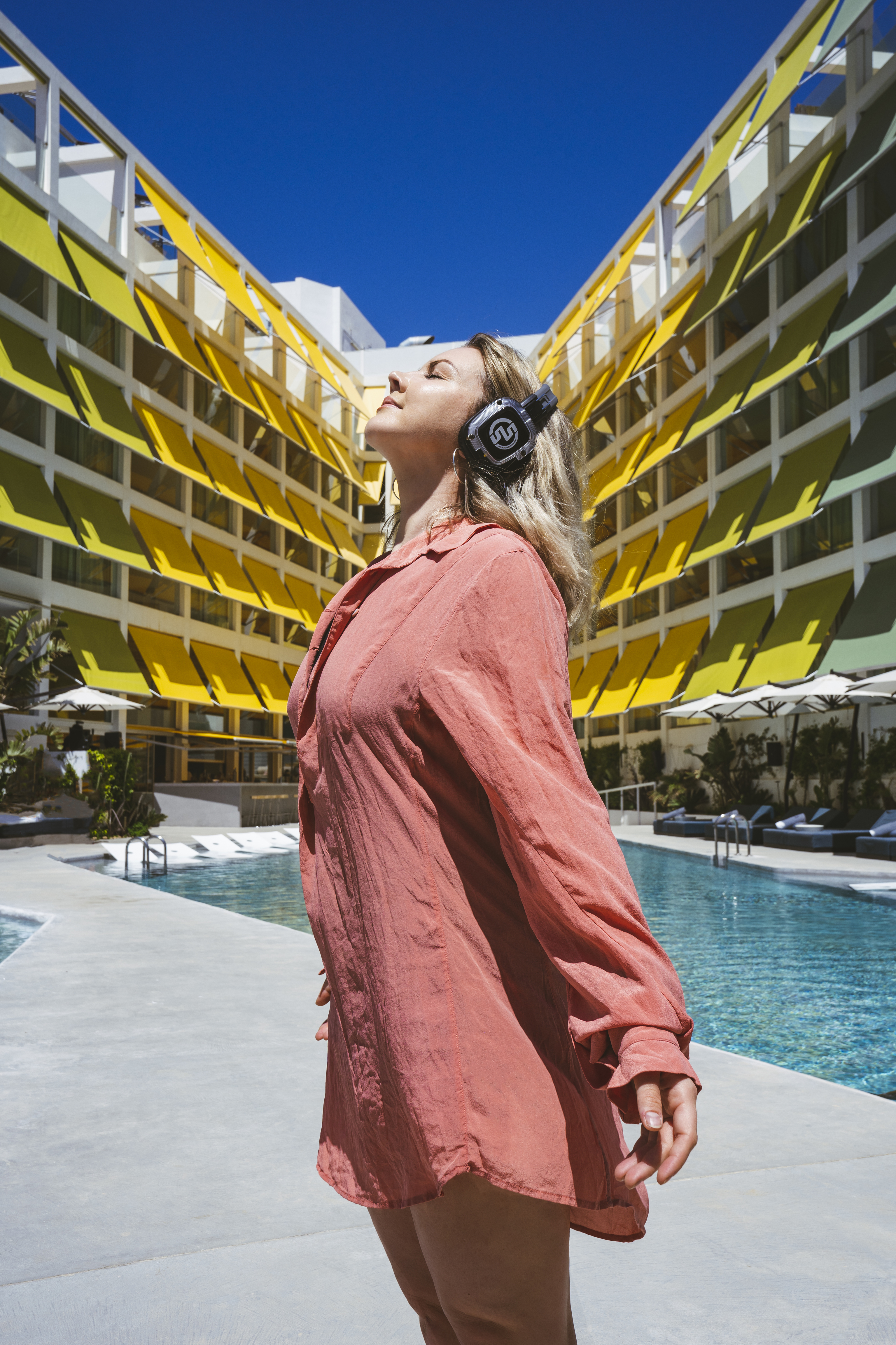 SUDA Experience en el hotel W Ibiza: un trabajo multidisciplinar que incluye yoga, meditación y ejercicios funcionales.