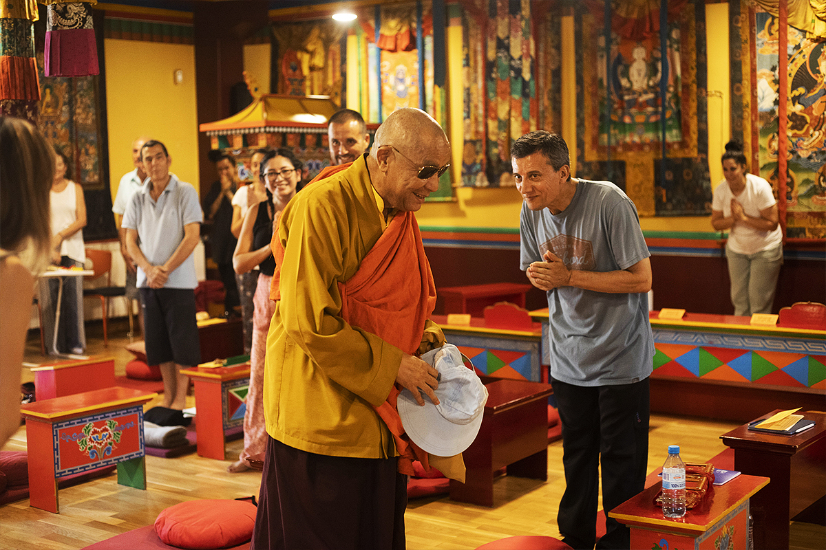 El lama Drugbyu Tenpa con un alumno de meditación.